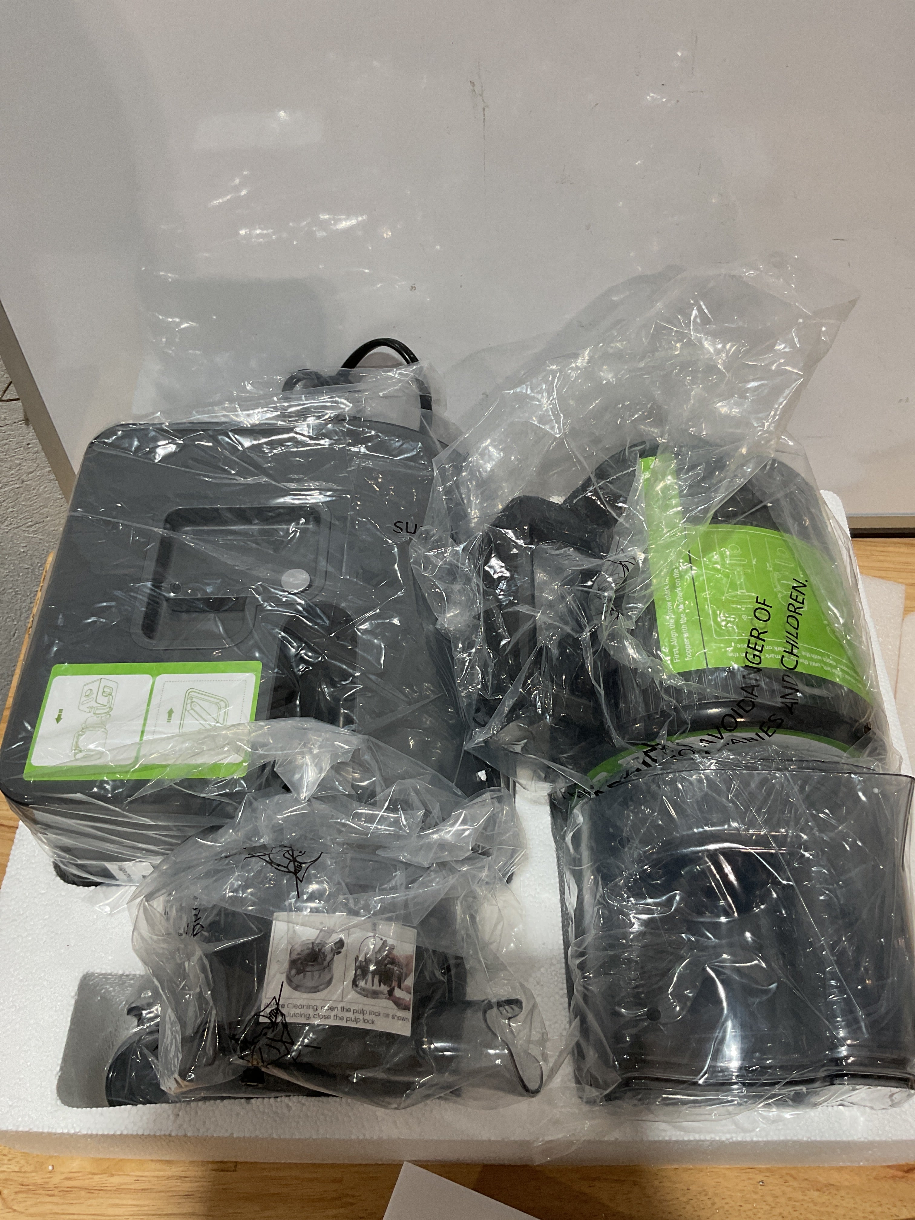 Extractor de Jugos de Prensa Fría con Boca de 6.5" – Alta Extracción para Frutas y Verduras Enteras (Negro)