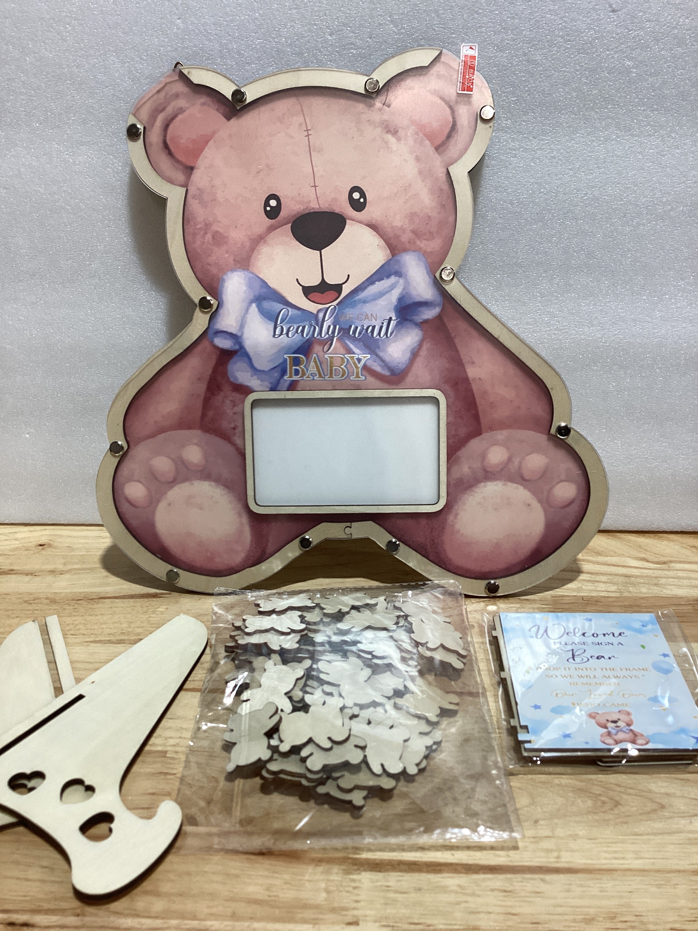 Wenqik Juego de 63 Piezas de Alternativas de Libro de Invitados de Oso para Baby Shower, Decoraciones para Baby Shower con Marco de Fotos, Marco de Sonograma, Recuerdo, 60 Rodajas de Madera.