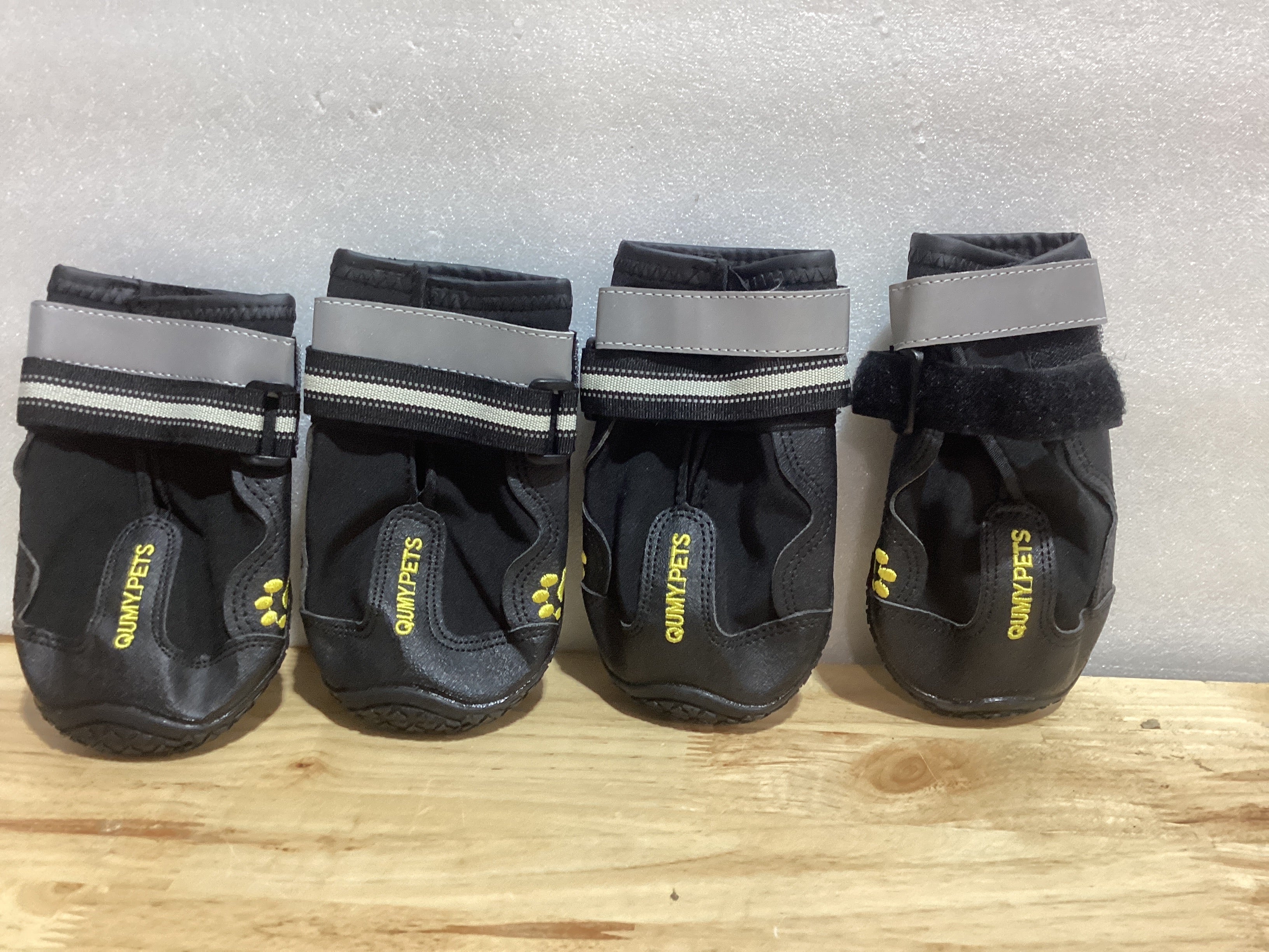 QUMY Zapatos para Perros Medianos y Grandes – Botas Protectoras Antideslizantes, Resistentes al Agua para Interior y Exterior