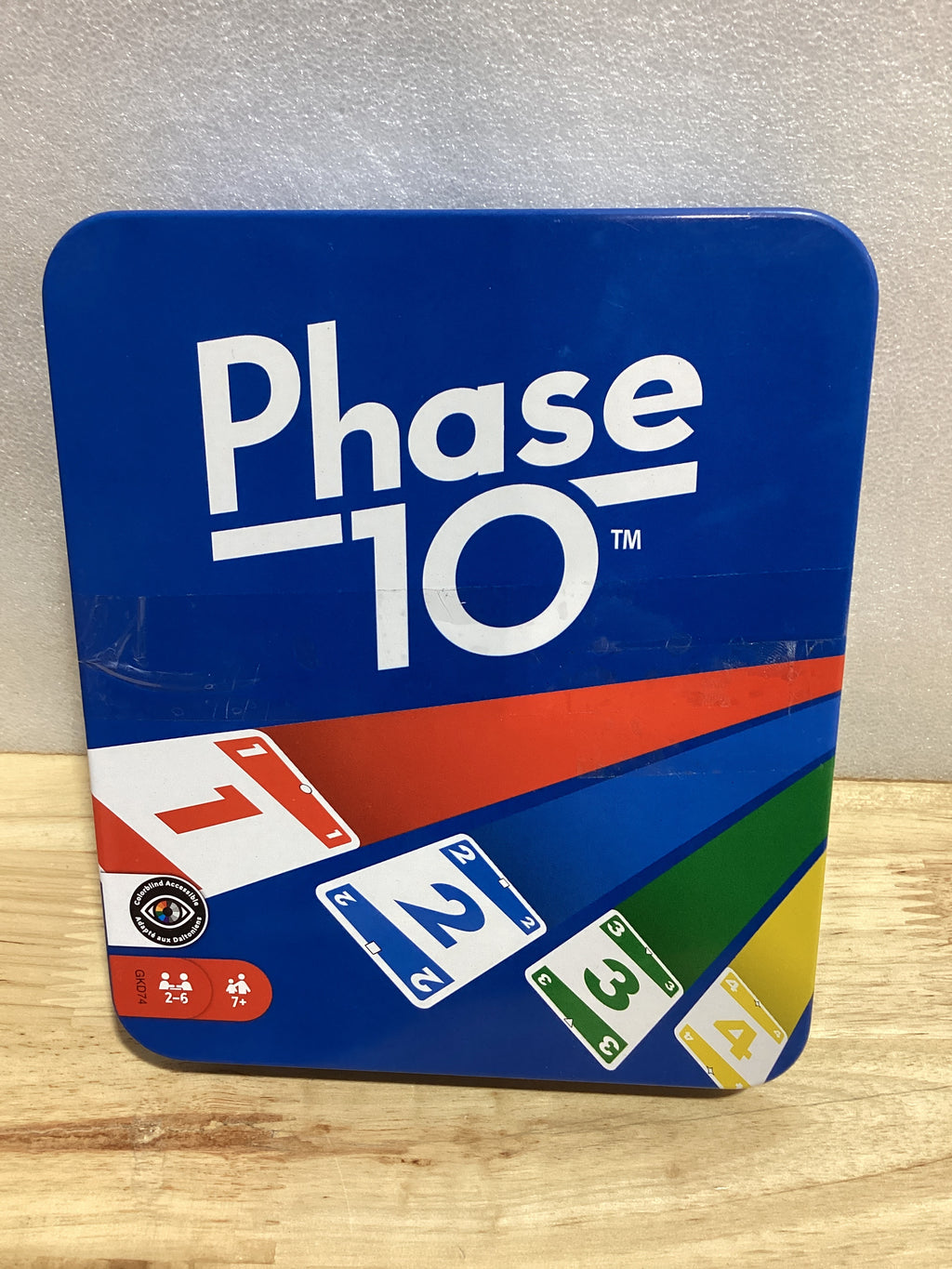 Mattel Games Juego de cartas Phase 10 con baraja accesible para daltónicos en lata de almacenamiento y viaje para niños, adultos y familias (exclusivo de Amazon)