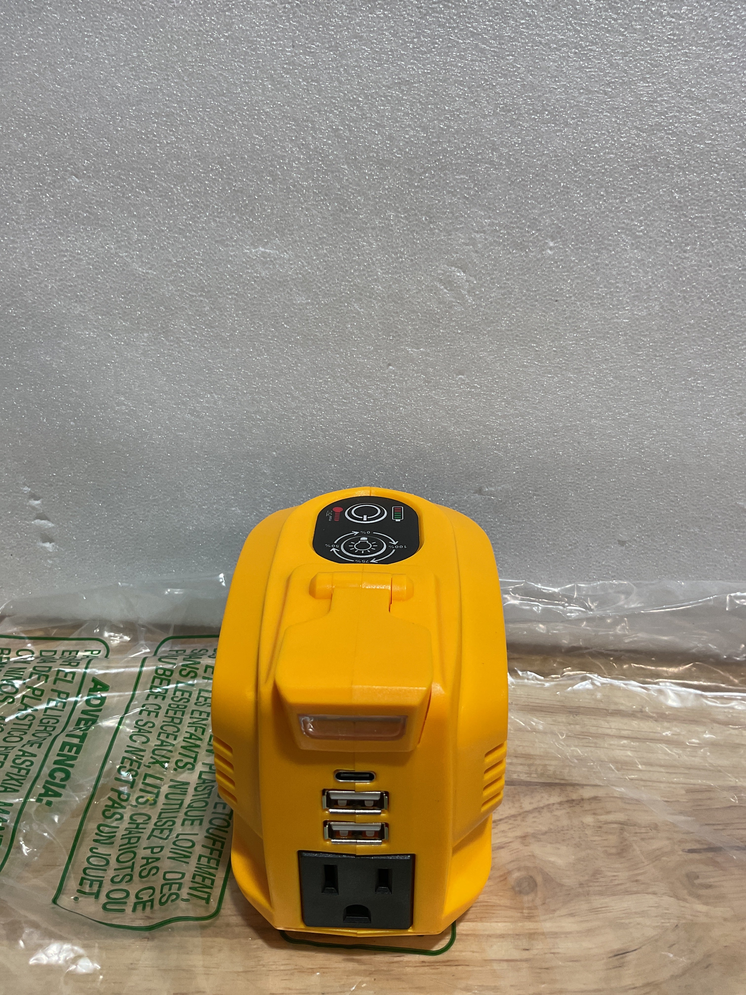 Inversor de Corriente Portátil Ecarke 200W Compatible con Batería DeWALT 20V – DC 20V a AC 110V con USB, Tipo C y Toma AC