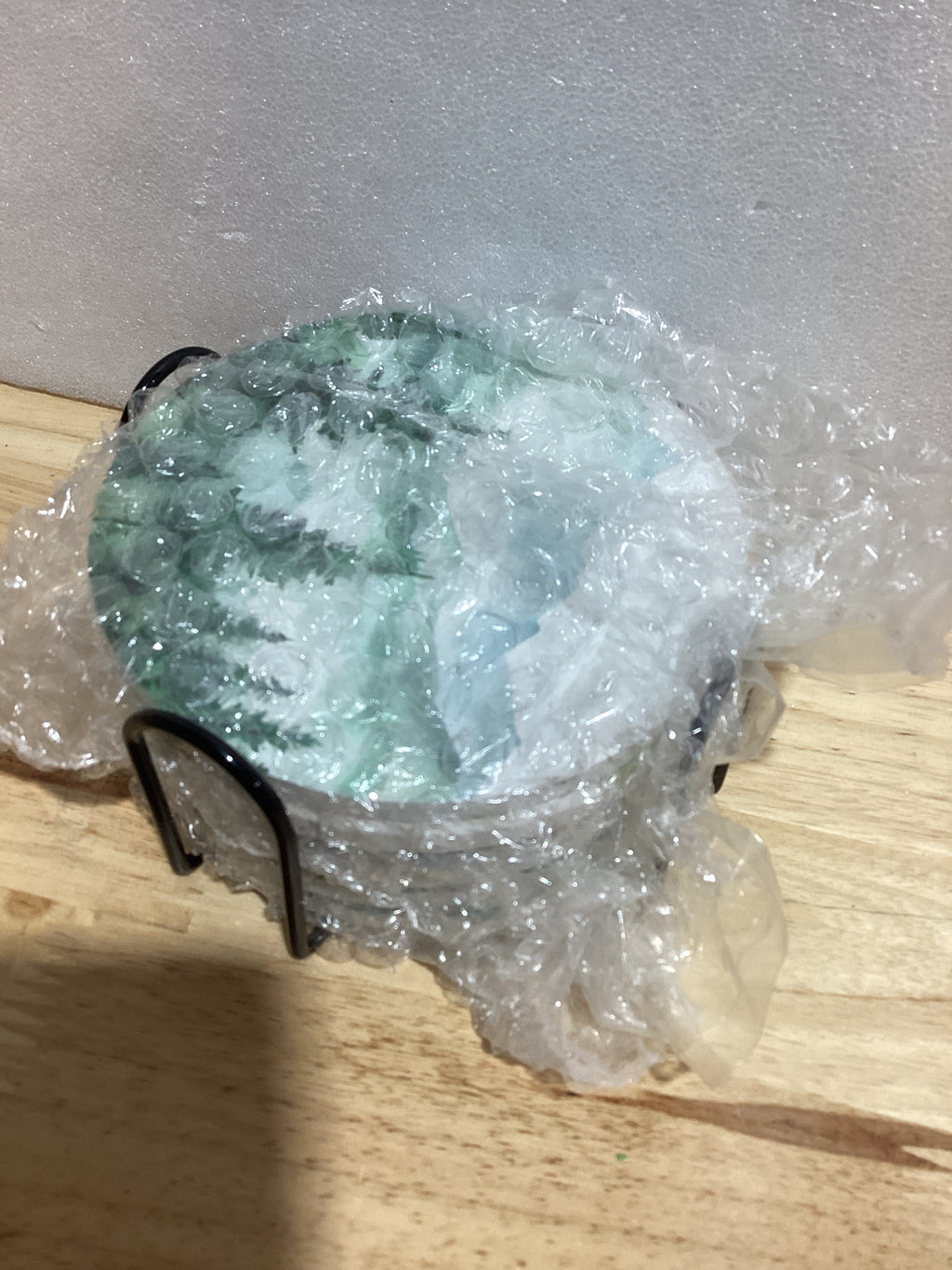 Juego de 6 posavasos de mesa para bebidas, posavasos redondos de cerámica de acuarela bosque nebuloso, con base de corcho y soporte de metal, excelentes regalos para casa nueva y cumpleaños