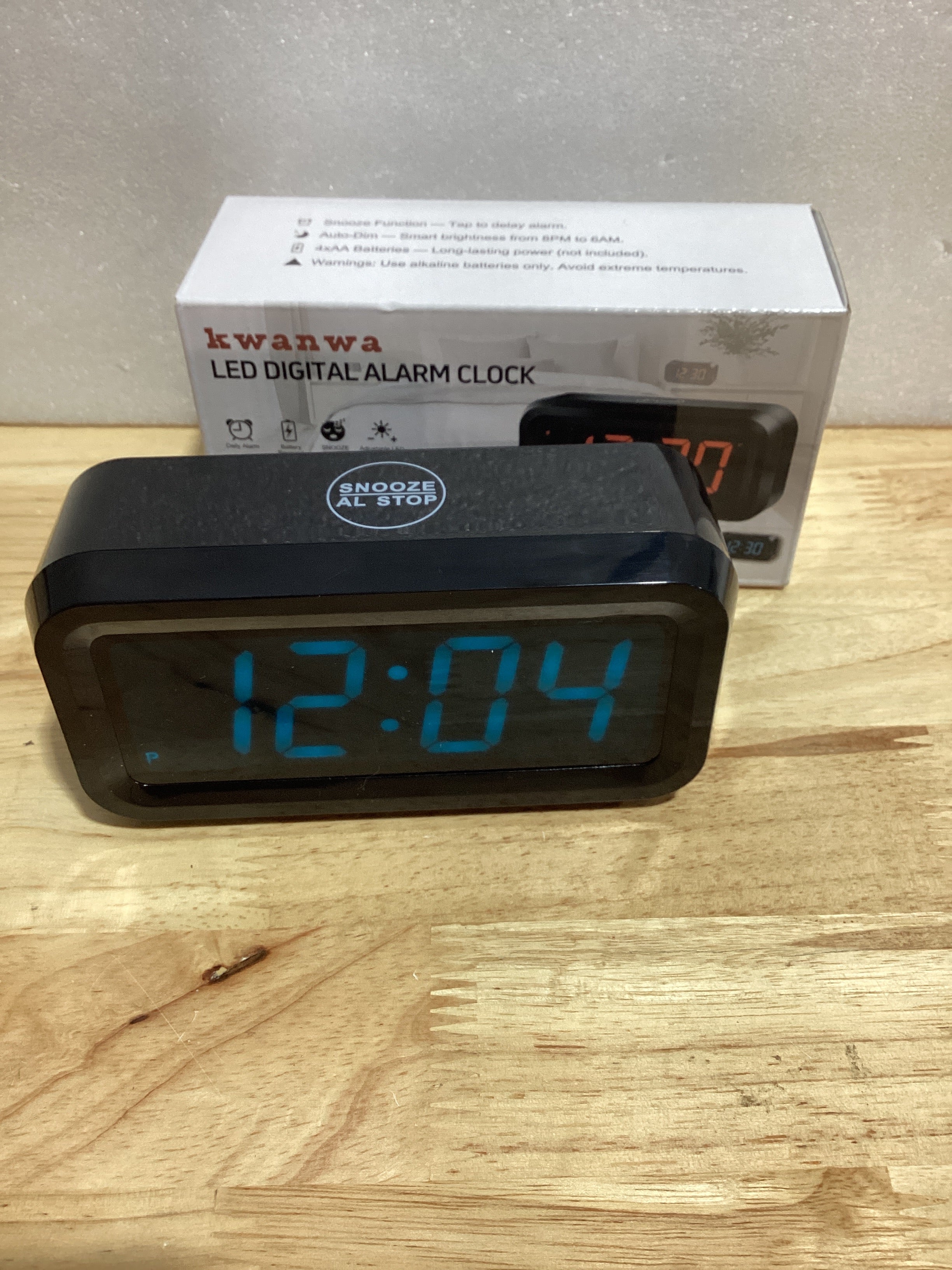KWANWA Reloj Despertador, Reloj Digital, Pantalla Constantemente de Dígitos LED Azules de 1.2'', Funciona con Baterías, Repetición, Reloj de Pared Pequeño, Reloj de Escritorio, Reloj para Dormitorio