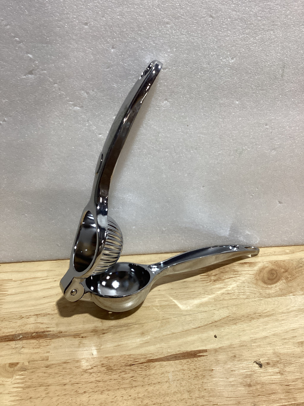 Exprimidor de Limón Grande de Acero Inoxidable — Manual, Resistente y Fácil de Limpiar