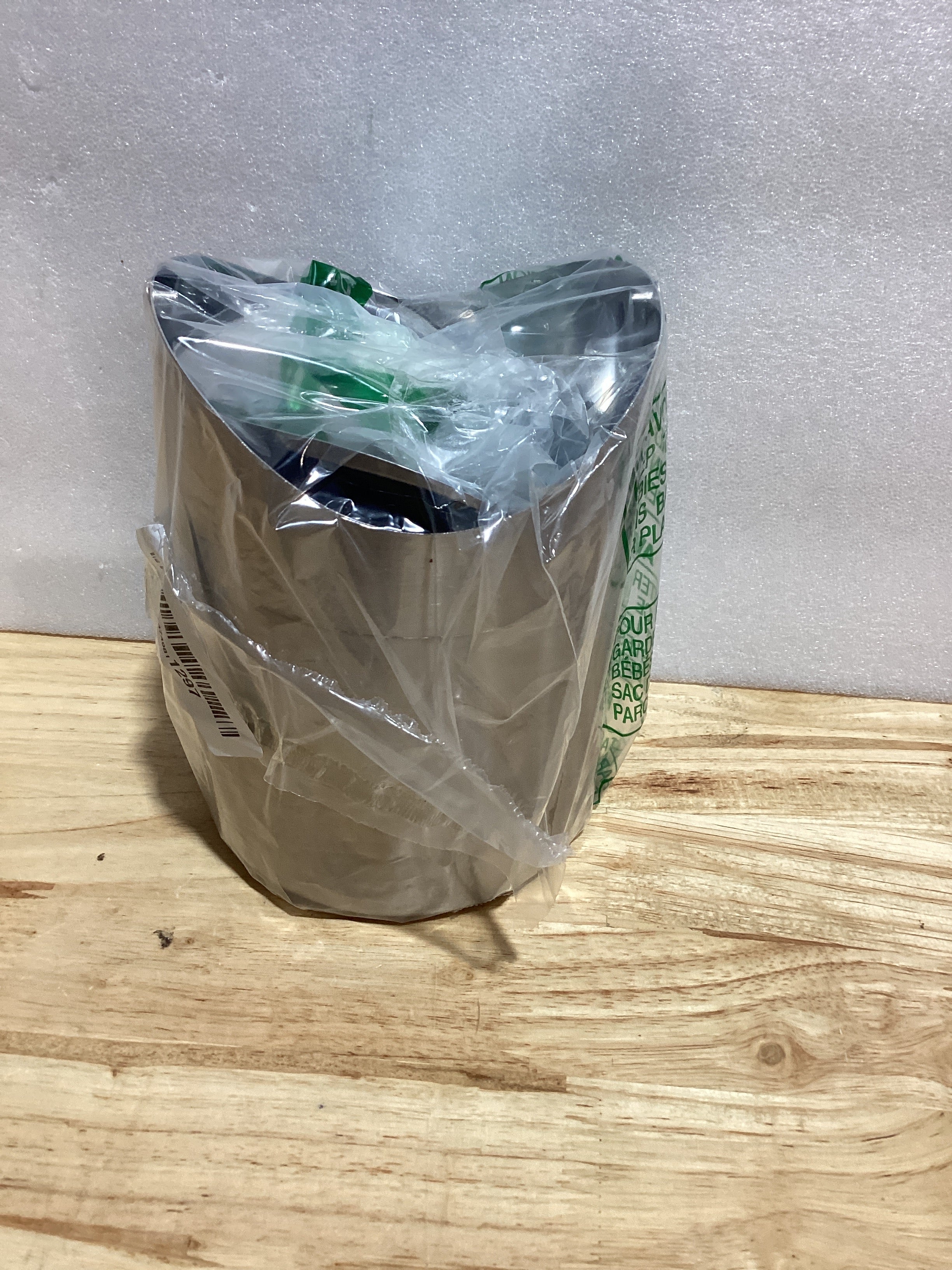 Papelera de Mesa de Acero Inoxidable, Mini Basura de la Encimera con Tapa Abatible, Cubo de Basura Plateado, Papelera Mini de Sobremesa, para Escritorios, Baños, Cocinas y Coches (16.5x12CM)