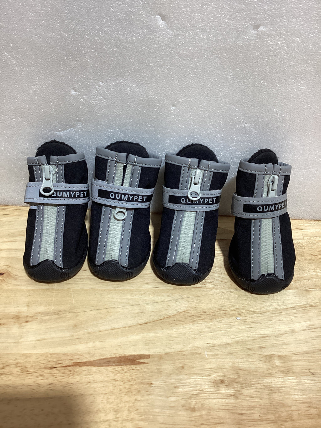 QUMY - Botas para perros pequeños y cachorros, impermeables, para la nieve del invierno, con franja reflectante, suaves y cómodas, con suela de goma antideslizante, color negro, 4 unidades Visita la tienda de QUMY