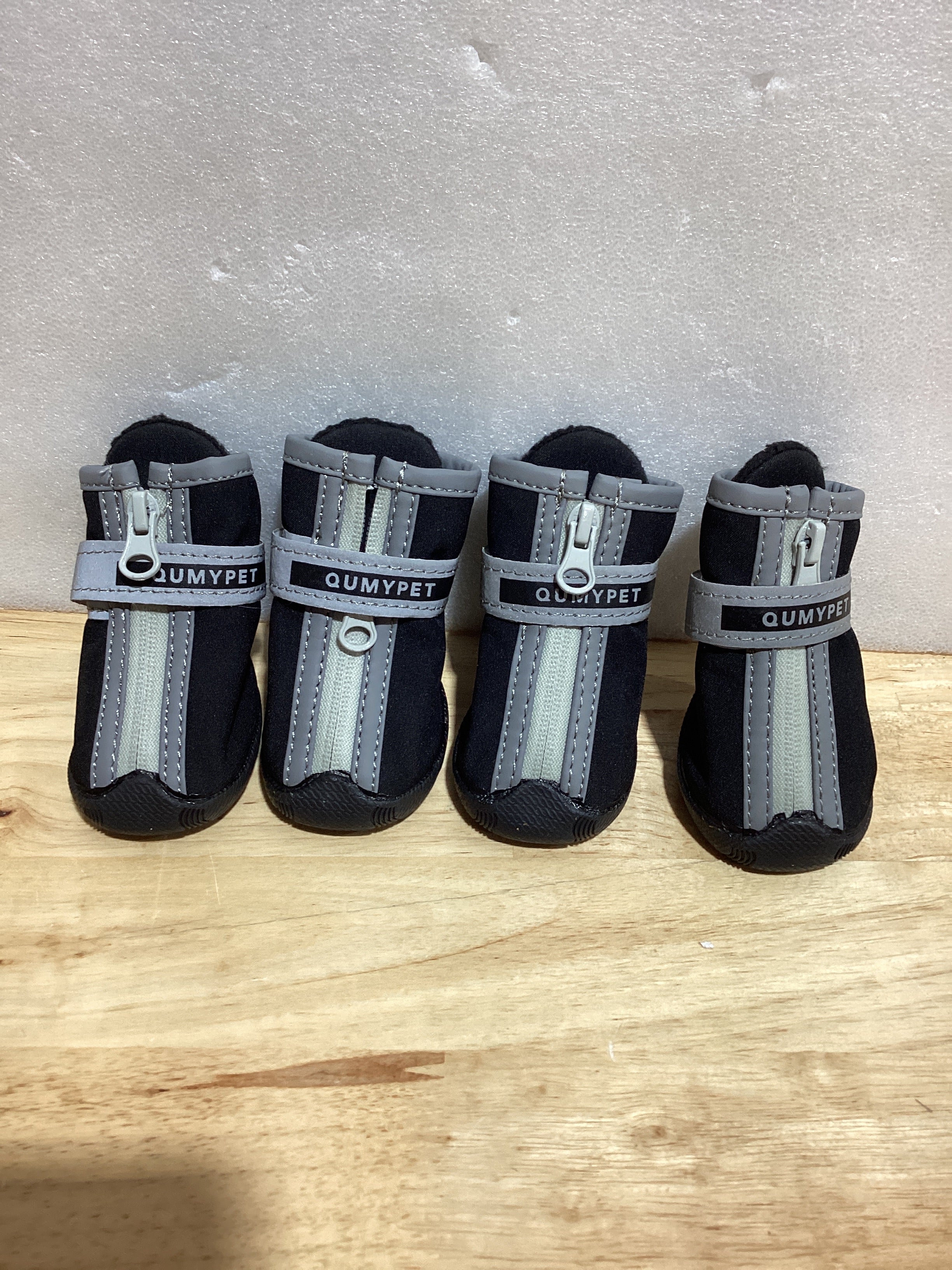 QUMY - Botas para perros pequeños y cachorros, impermeables, para la nieve del invierno, con franja reflectante, suaves y cómodas, con suela de goma antideslizante, color negro, 4 unidades Visita la tienda de QUMY