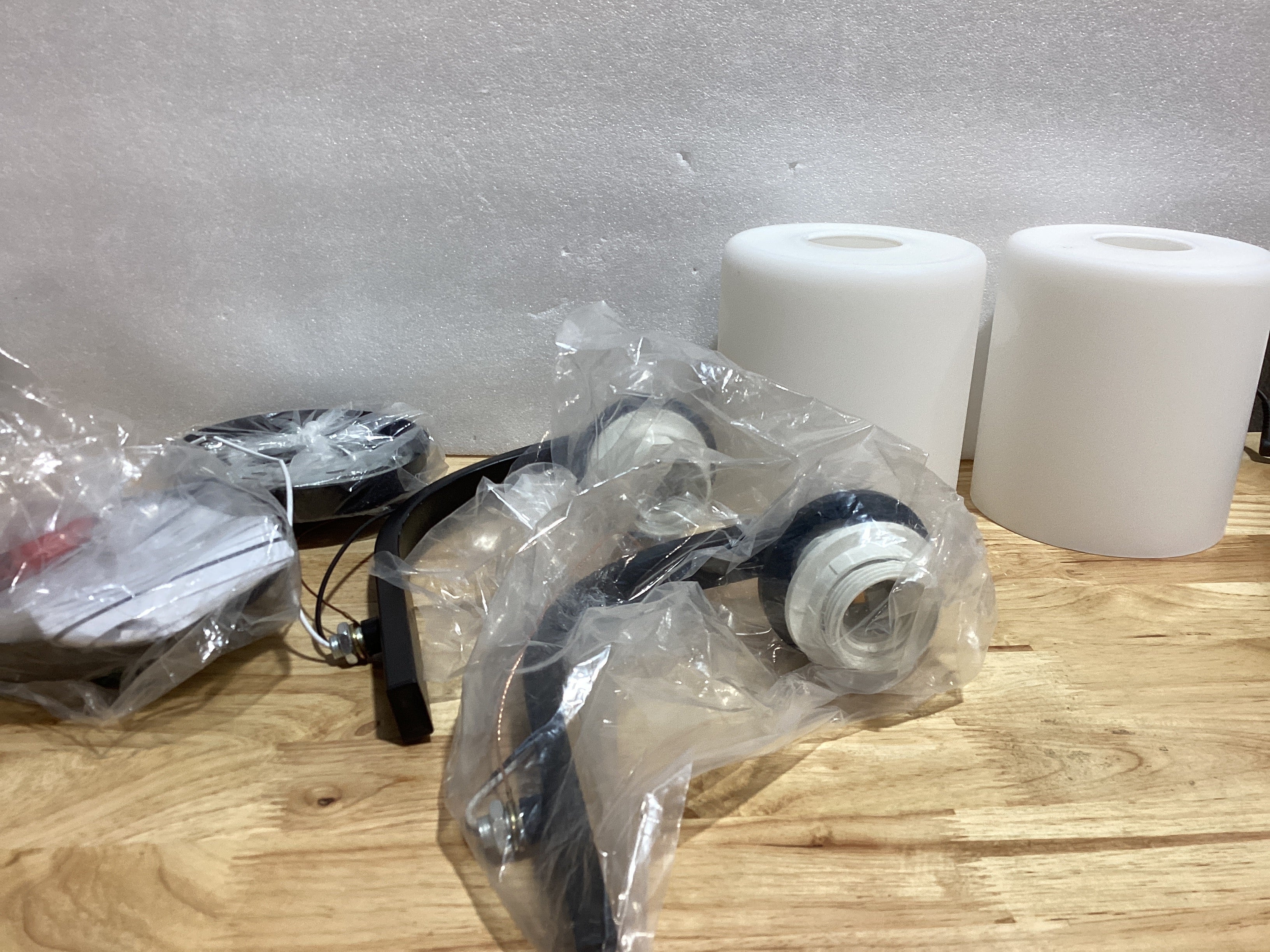 Aplique de Pared 2 Luces Moderno Negro Mate — Pantallas de Vidrio Blanco Lechoso, Socket E26, Para Baño, Dormitorio y Pasillo (Bombillas No Incluidas)