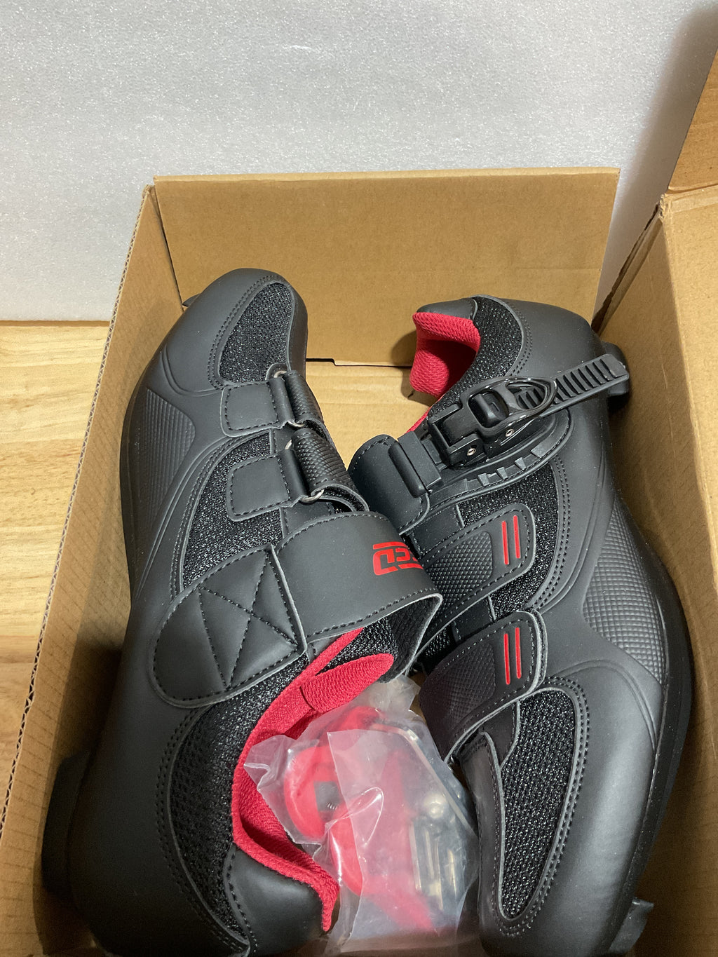 SoleEase Zapatillas de Ciclismo Unisex — Compatibles con Peloton, Cañas Delta Incluidas | Talla 41, Negro/Rojo