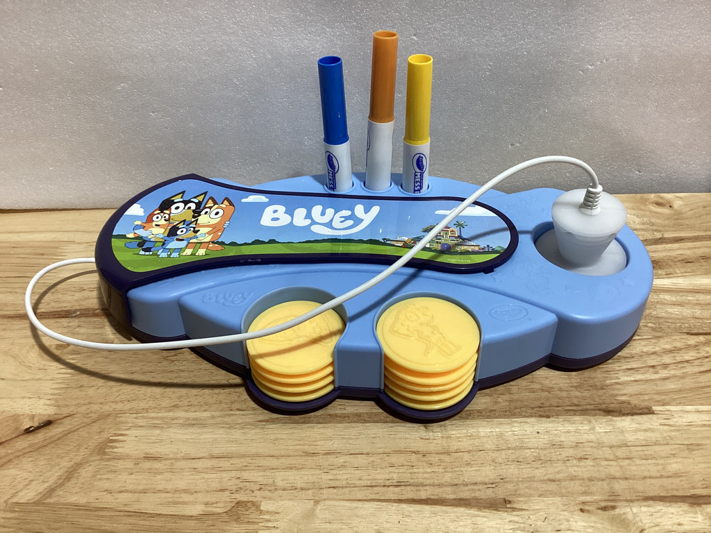 Crayola Magic Light Up Bluey Stamper — Juego de Sellos y Estampado Sin Desorden (NO INCLUYE HOJAS PARA COLOREAR)