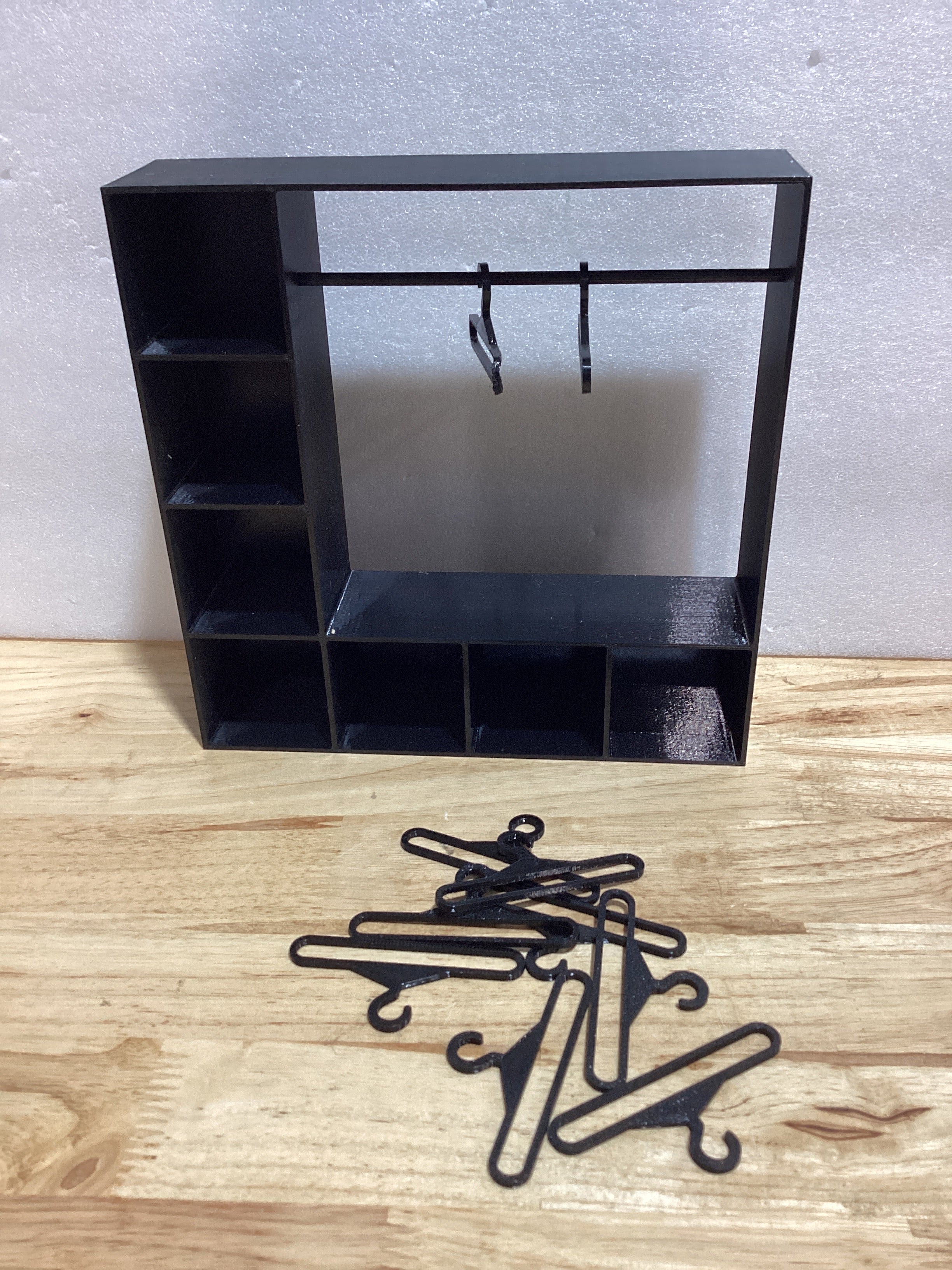 Armario Guardarropa para Ropa de Muñecas – Talla Grande con 10 Ganchos, Caja Exhibidora de Accesorios, Almacenamiento Portátil para Muñecas de Moda, Color Negro