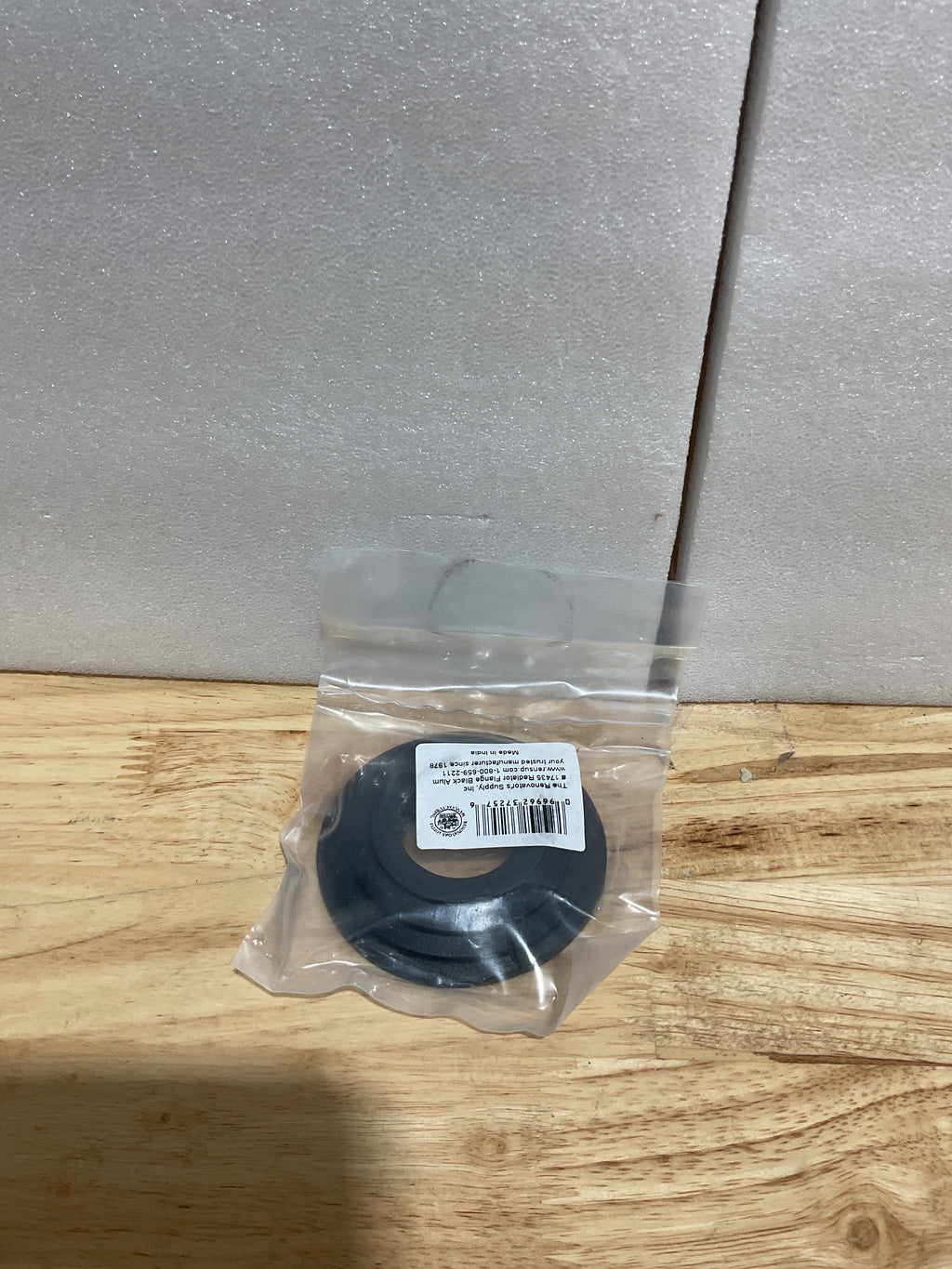 Escudos para Tubería Renovators Supply – Pack 6 Bridas de Aluminio Negro con Recubrimiento en Polvo, Diámetro Interior 1.25", Exterior 3"