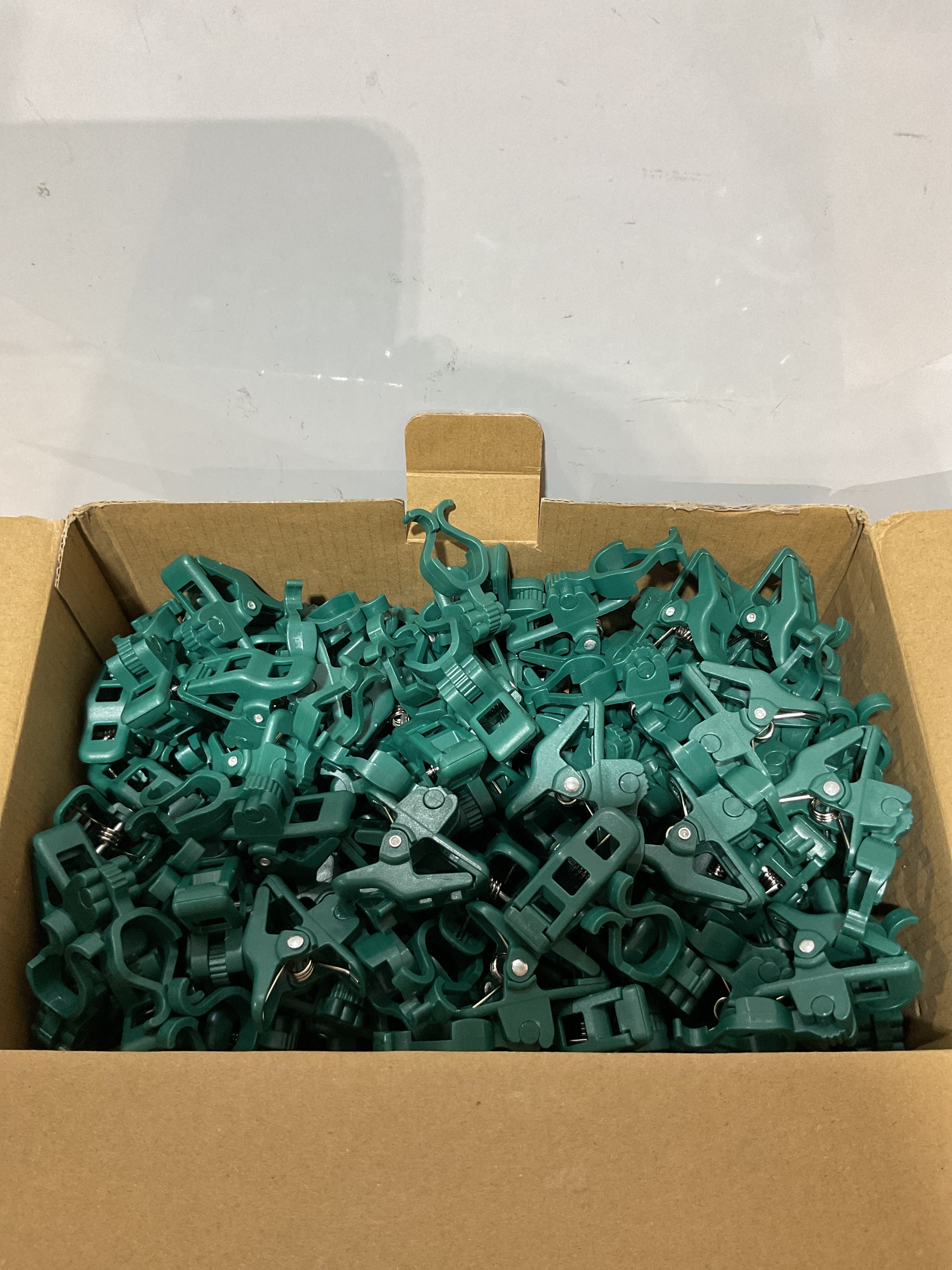 Clips Universales para Luces Navideñas C7 C9 – Paquete de 100 Unidades