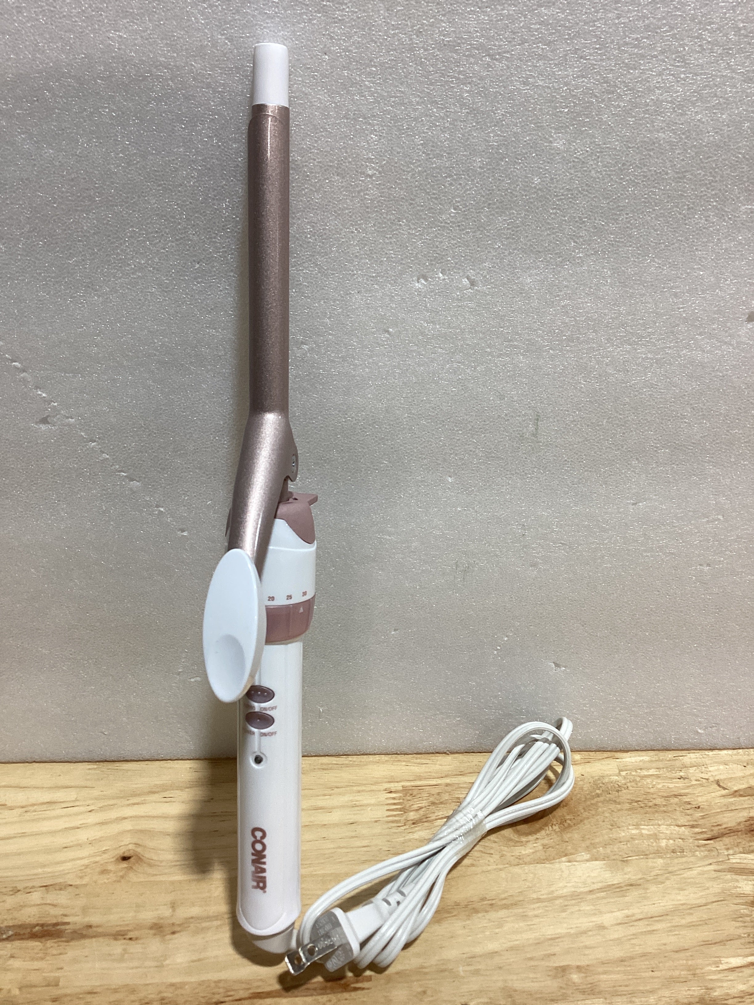 ⚠️ NO CONTIENE LA PRENSA | Conair Rizador de cerámica doble de ¾ pulgadas con clip de garra, barril de ¾ pulgadas que crea rizos apretados, rizador de pelo para uso en cabello corto, mediano y largo, blanco/oro rosa