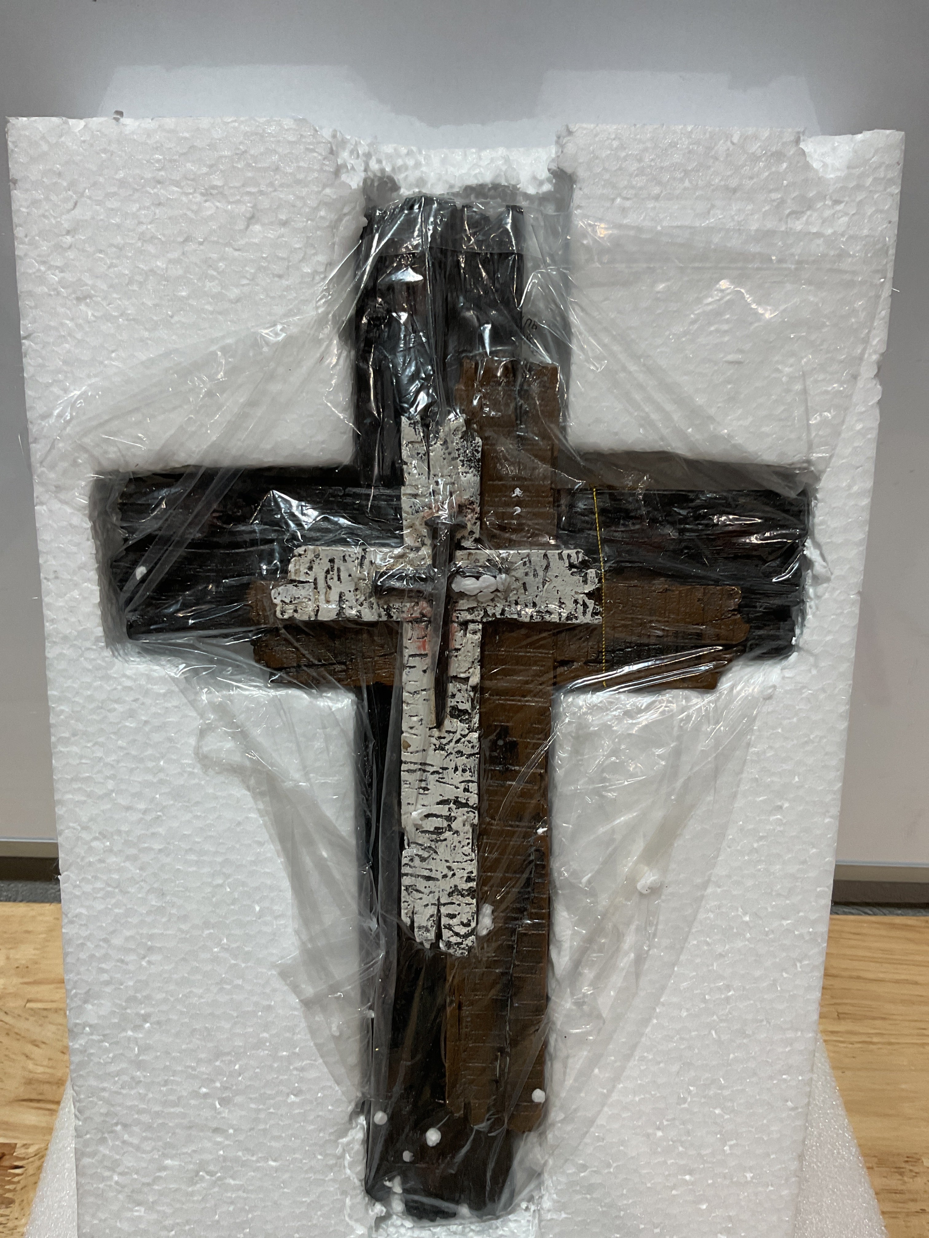 Cruz Decorativa de Pared Top Brass - Escultura Rústica de Madera Envejecida Multicapa