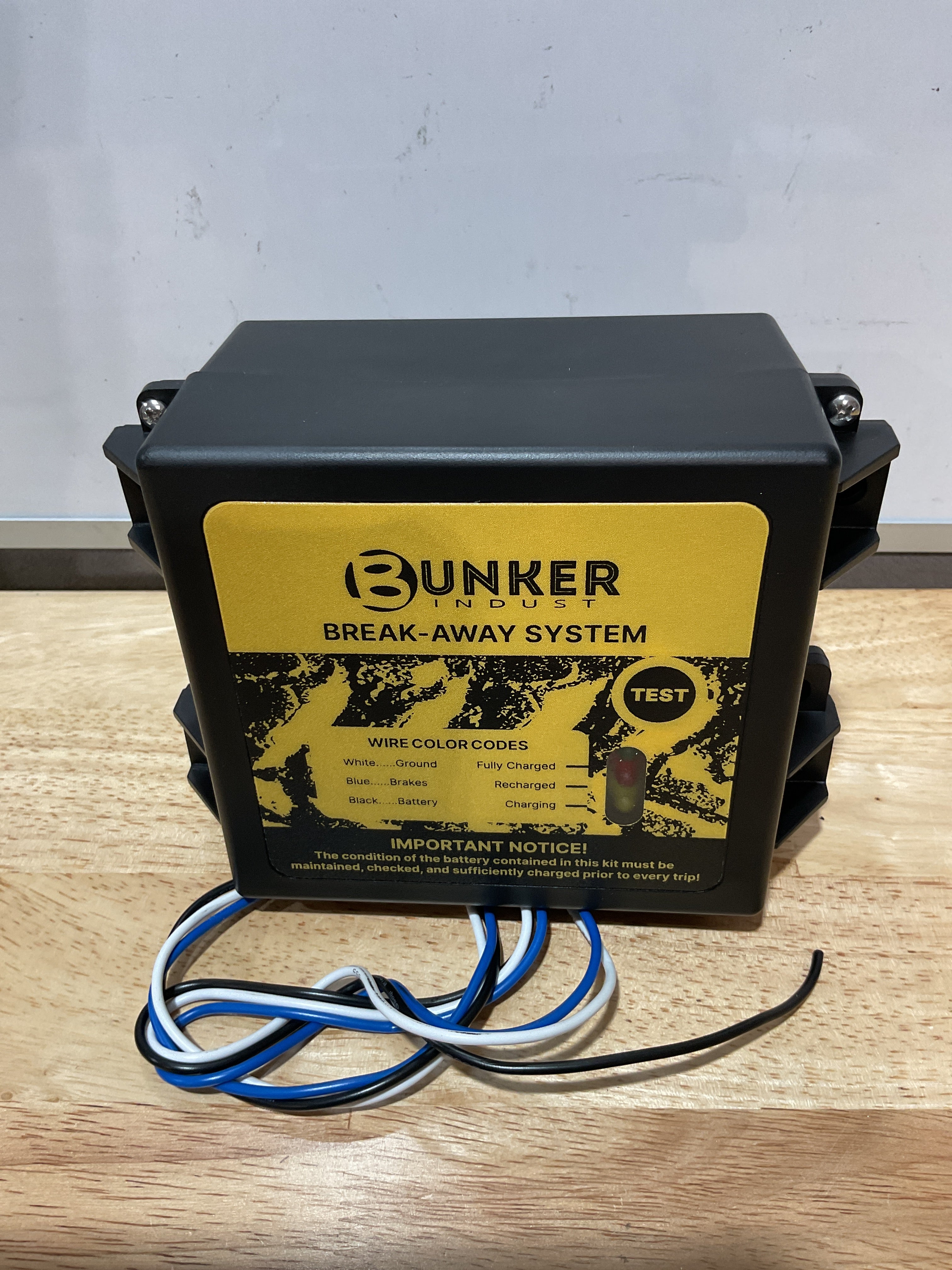 Kit de Freno de Emergencia para Remolque – Pantalla LED, Cargador y Batería 12V 5Ah | BUNKER INDUST