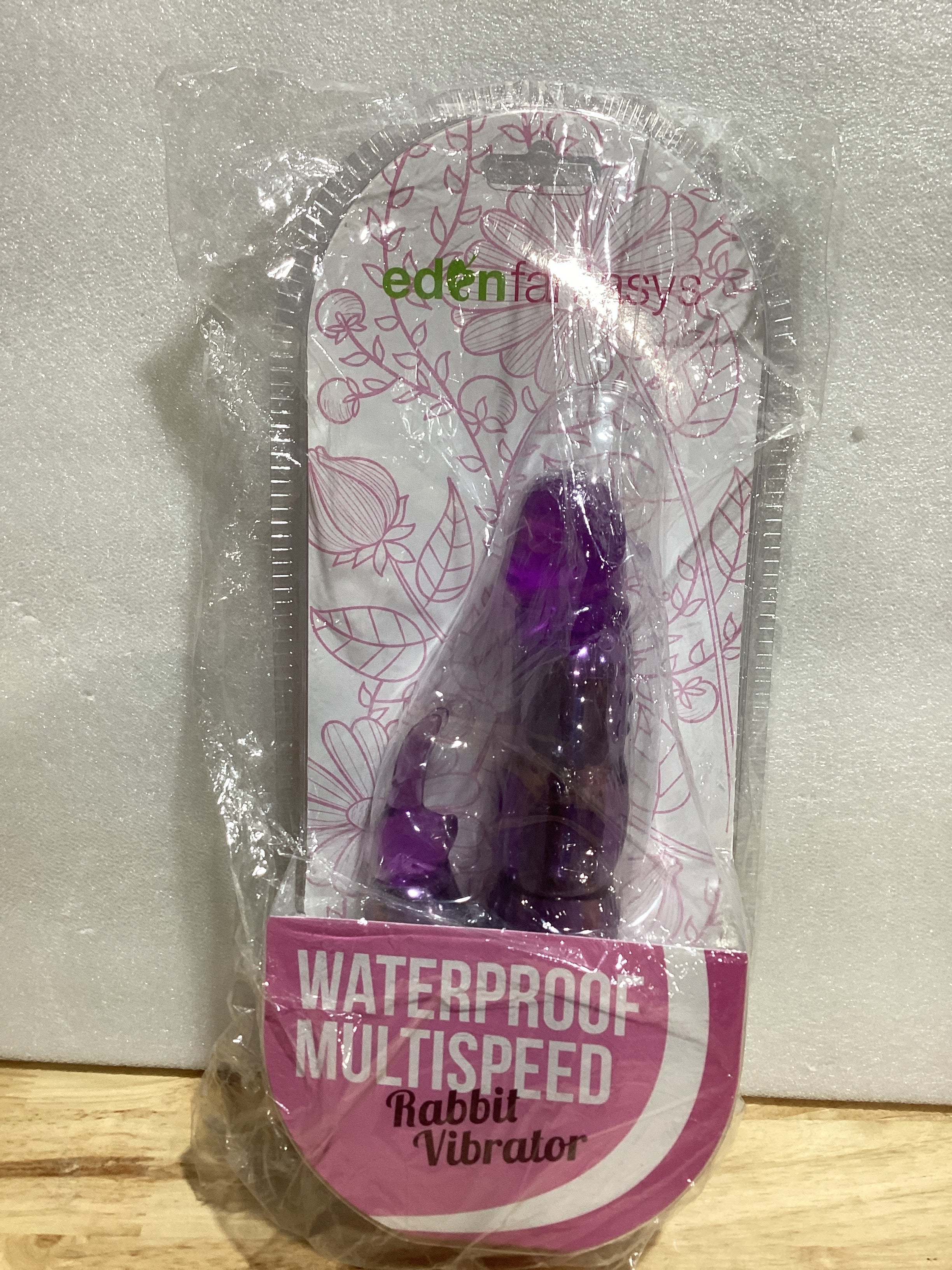 Te presentamos Crystal Rabbit: un vibrador con forma de conejo de doble estimulación, con dos potentes motores en su eje venoso que estimula el punto G y un adorable y clásico estimulador de clítoris con forma de conejito