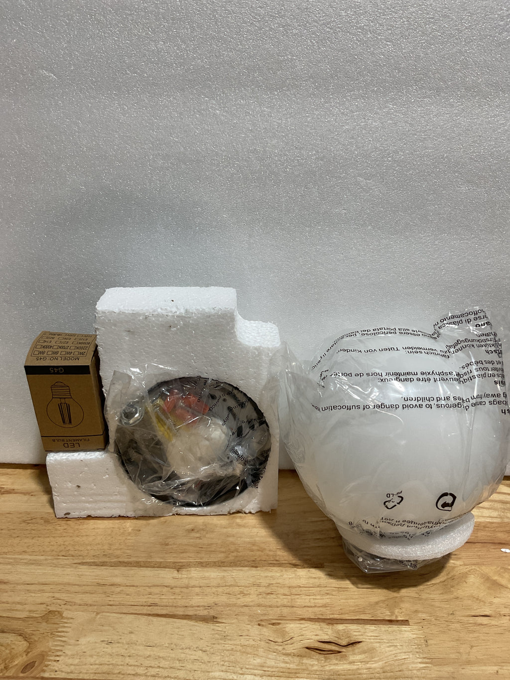 Lámpara de Techo Globo Mid Century Modern — Vidrio Esmerilado, Acabado Negro, 1 Luz, Bombillo Incluido