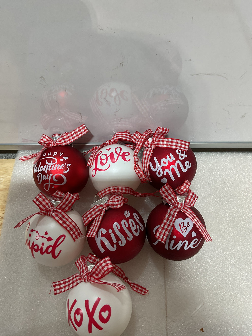 Set de 18 Adornos de Bolas Decorativas Rojo y Blanco 2.36" – San Valentín y Navidad | Vinsot