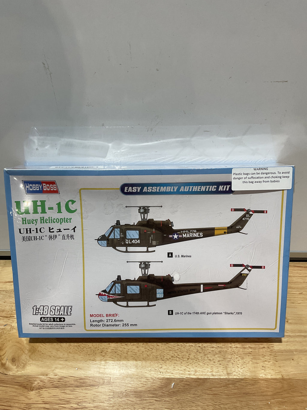Hobby Boss Kit de construcción de modelo de avión Huey UH-1C de fácil montaje