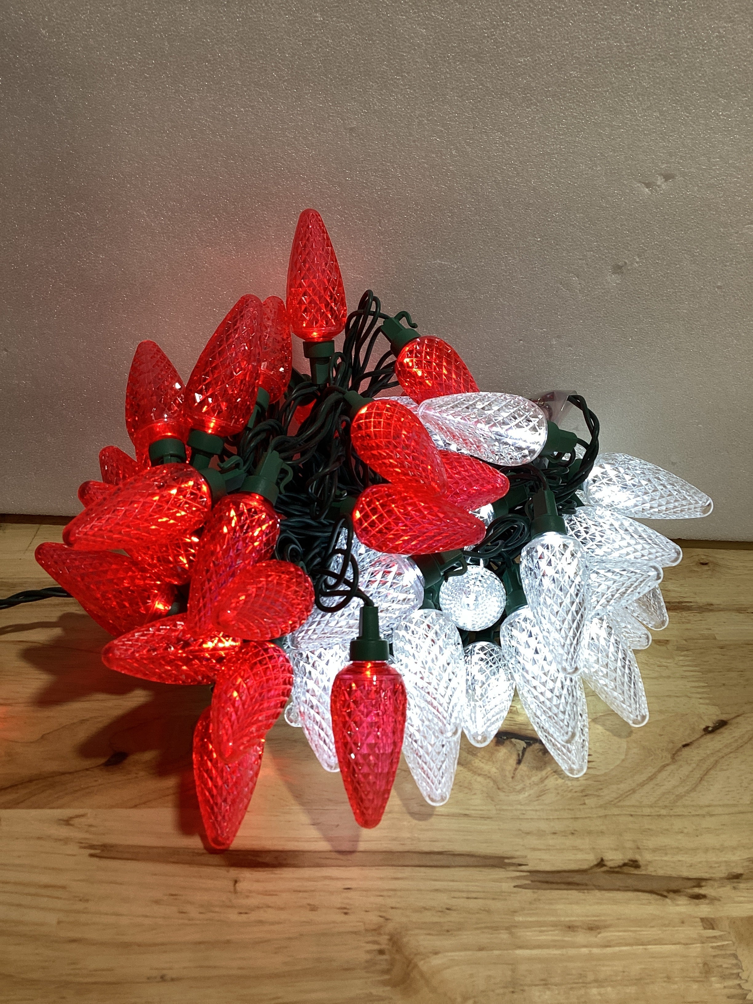 Brizled Luces de Navidad rojas y blancas, 33 pies, 50 luces LED facetadas C9 para exteriores, luz de árbol de Navidad enlazable, luz de Navidad para interiores, con certificación UL, impermeable, para techo de casa, Navidad, día de San Valentín, fiesta