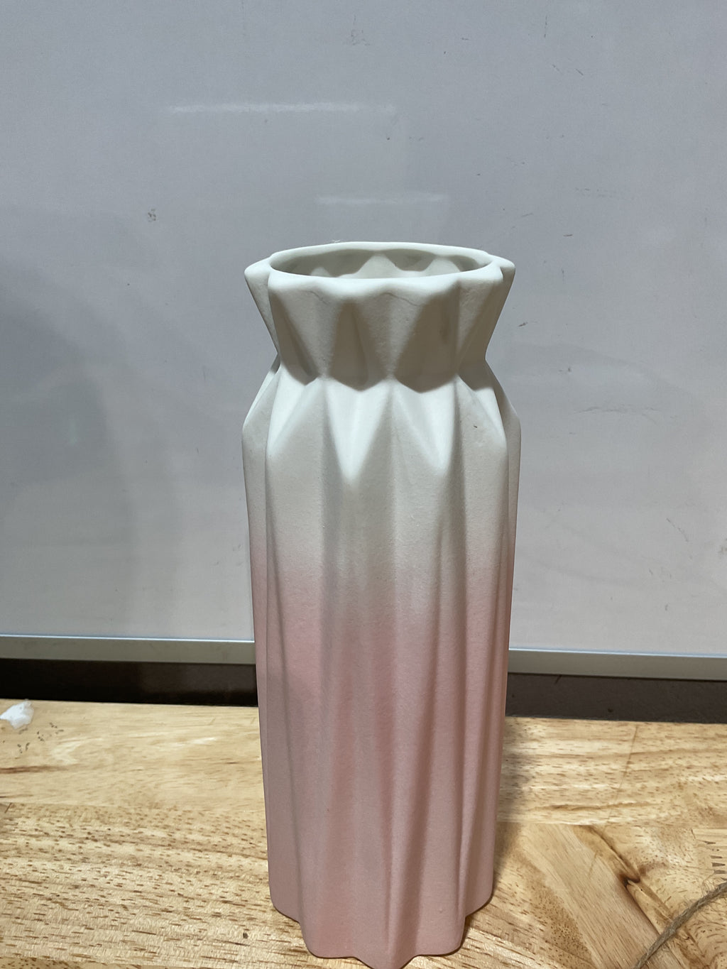 Jarrón Origami Estilo Nórdico Rosado y Blanco – Florero Decorativo para Hogar y Oficina
