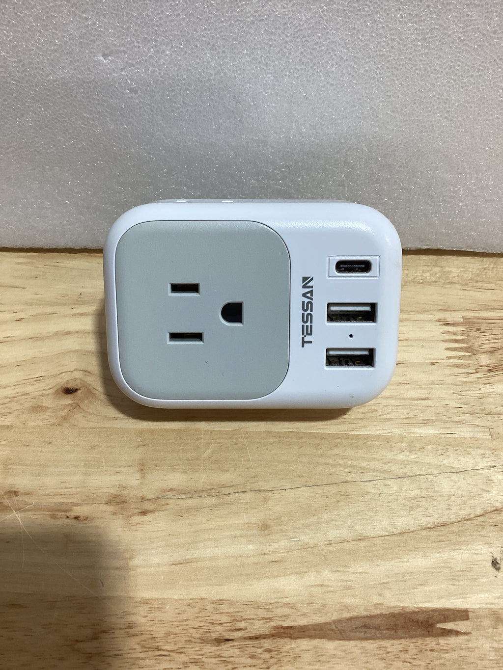 Adaptador de Enchufe TESSAN 2 a 3 Clavijas — 4 Tomas, 3 Puertos USB (1 USB-C), Para Viajes EE.UU. a Japón
