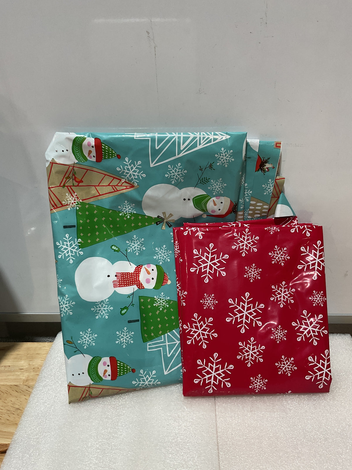 Hallmark Bolsas de Regalo Navideñas XL - Paquete de 2 Bolsas Extra Grandes de Plástico, Copos de Nieve Rojo y Muñecos de Nieve Rústicos