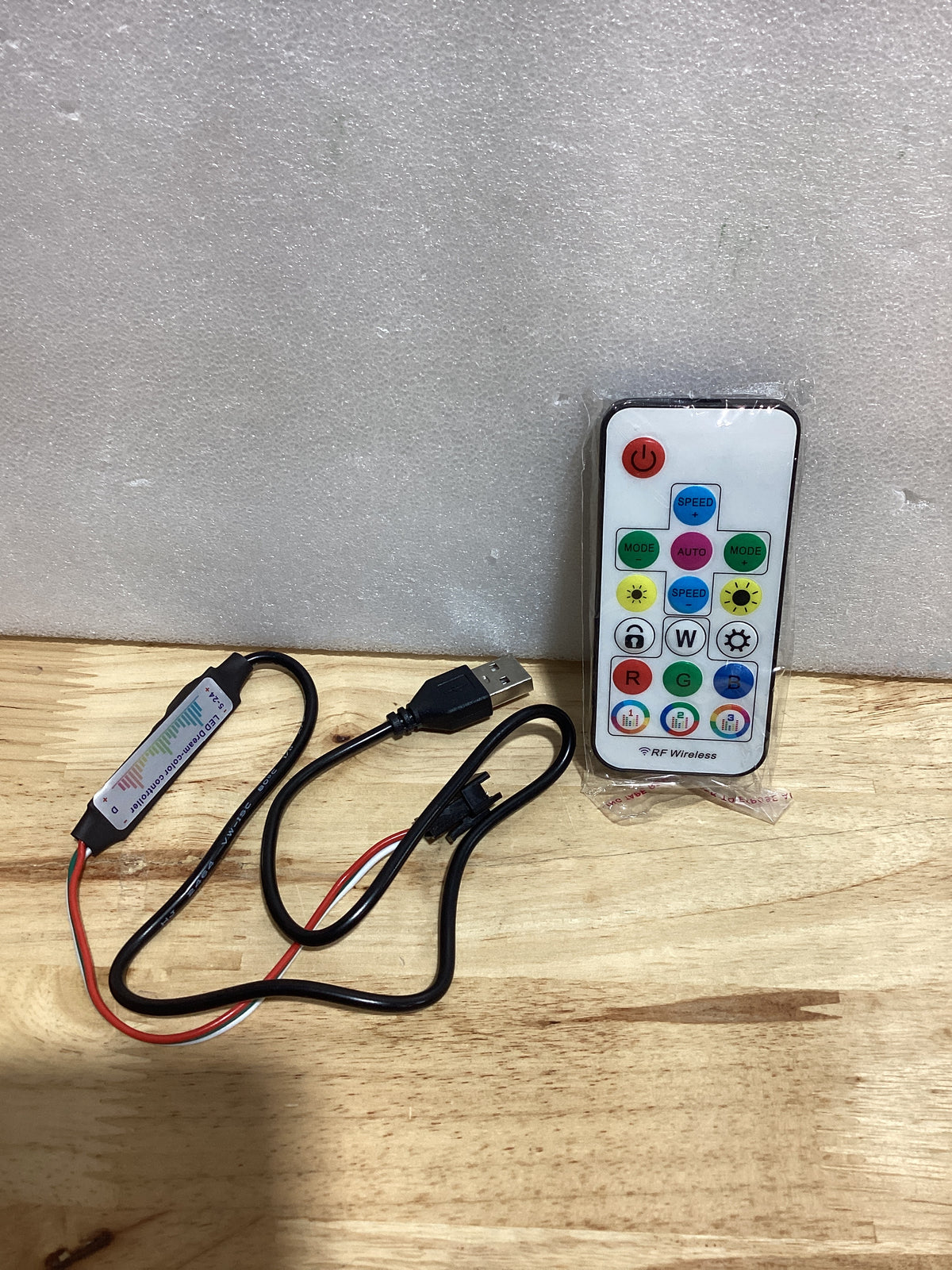 Vrabocry Controlador LED Bluetooth WS2811/WS2812B con Micrófono y Control Remoto 28 Teclas – USB 5V