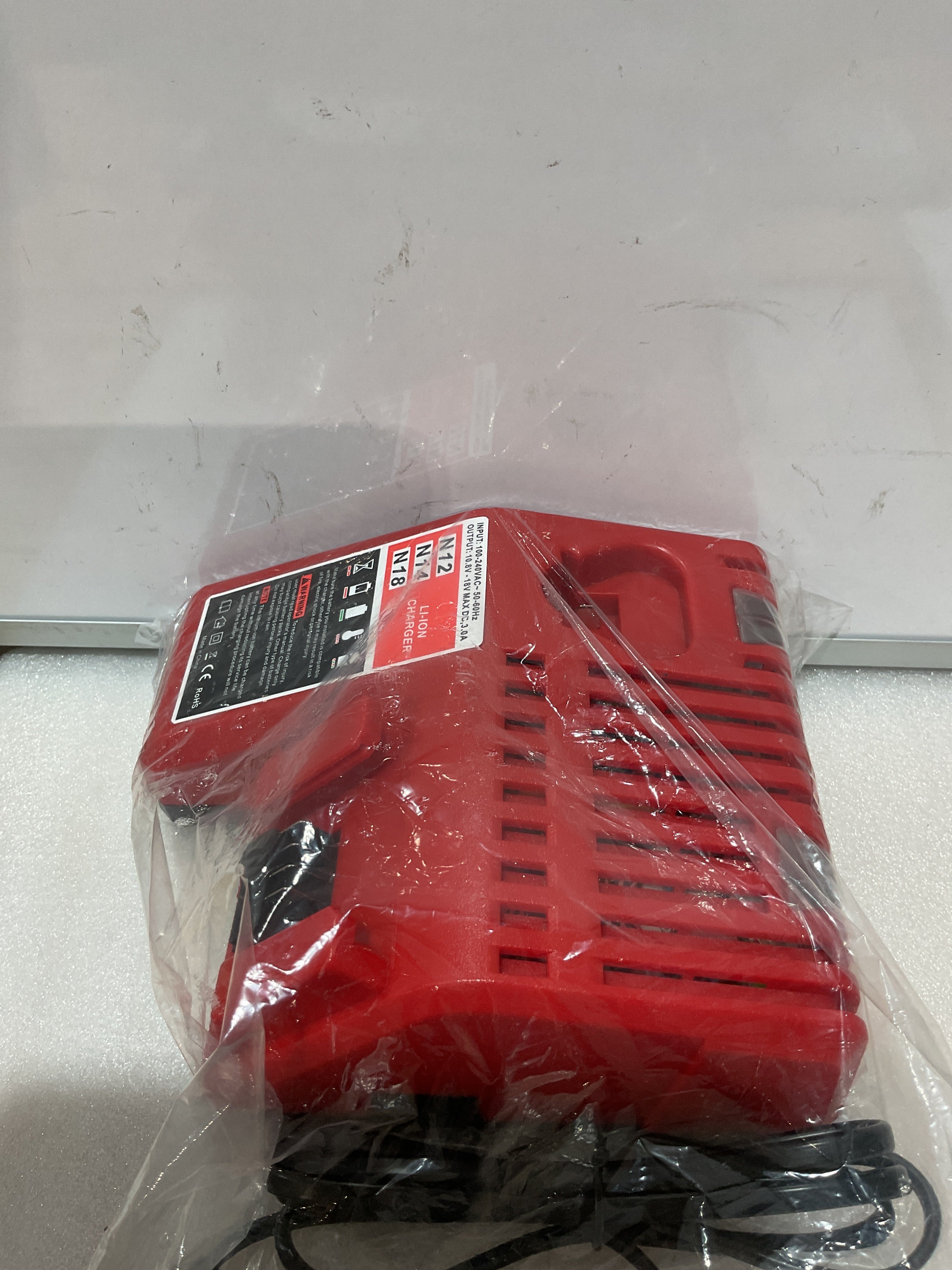 Cargador Rápido Multivoltaje Compatible con Milwaukee M-12 y M-18 | Lasica 3.0A 12V/18V