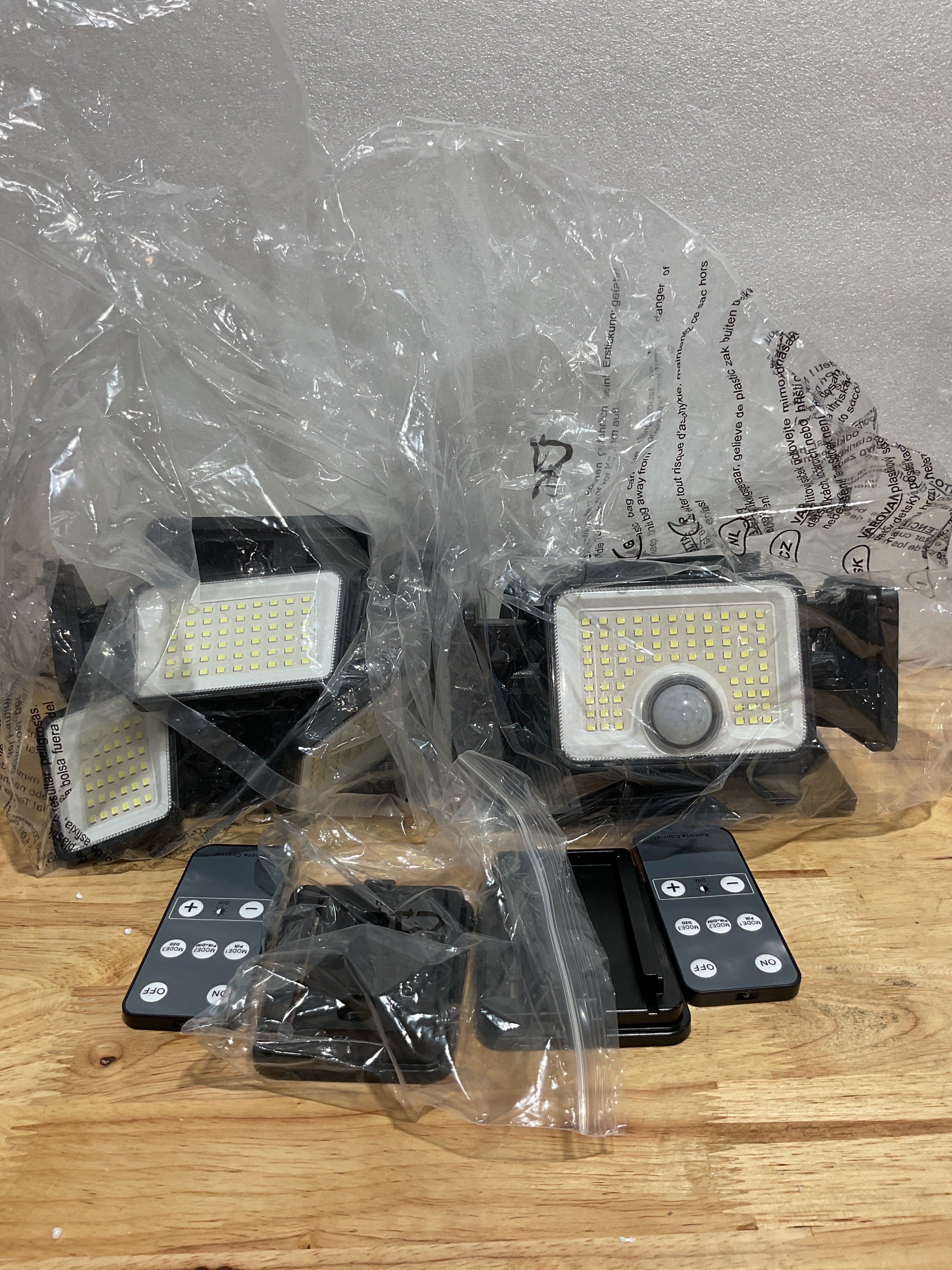 Reflectores Solares SZPOWER 6 Cabezas 6000LM — 2 Pack, 401 LEDs, 360°, Sensor de Movimiento, IP65, Control Remoto