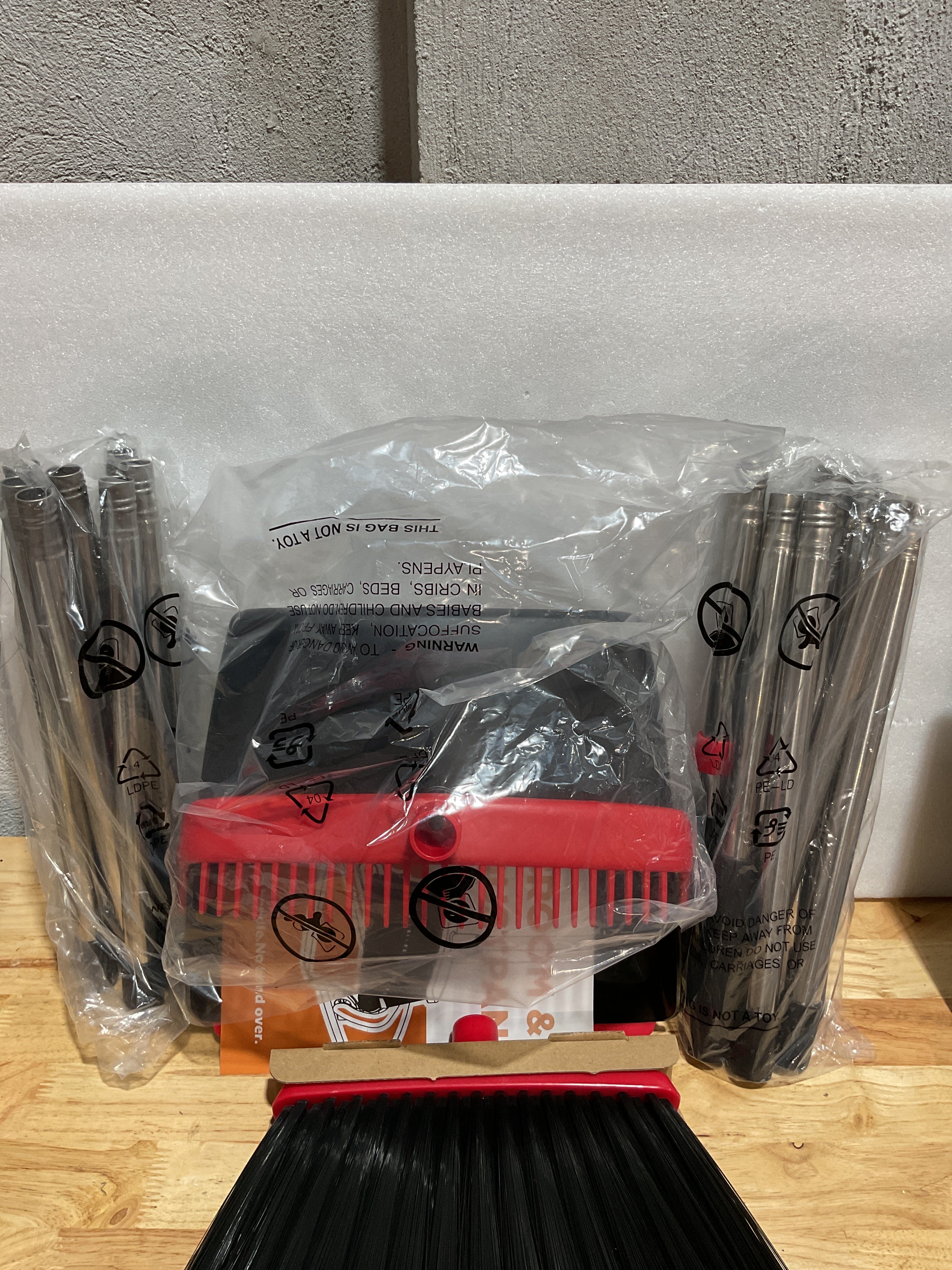 Pack x2 Escoba con Recogedor de Mango Largo 52" – Autolimpiante, Interior y Exterior, Rojo