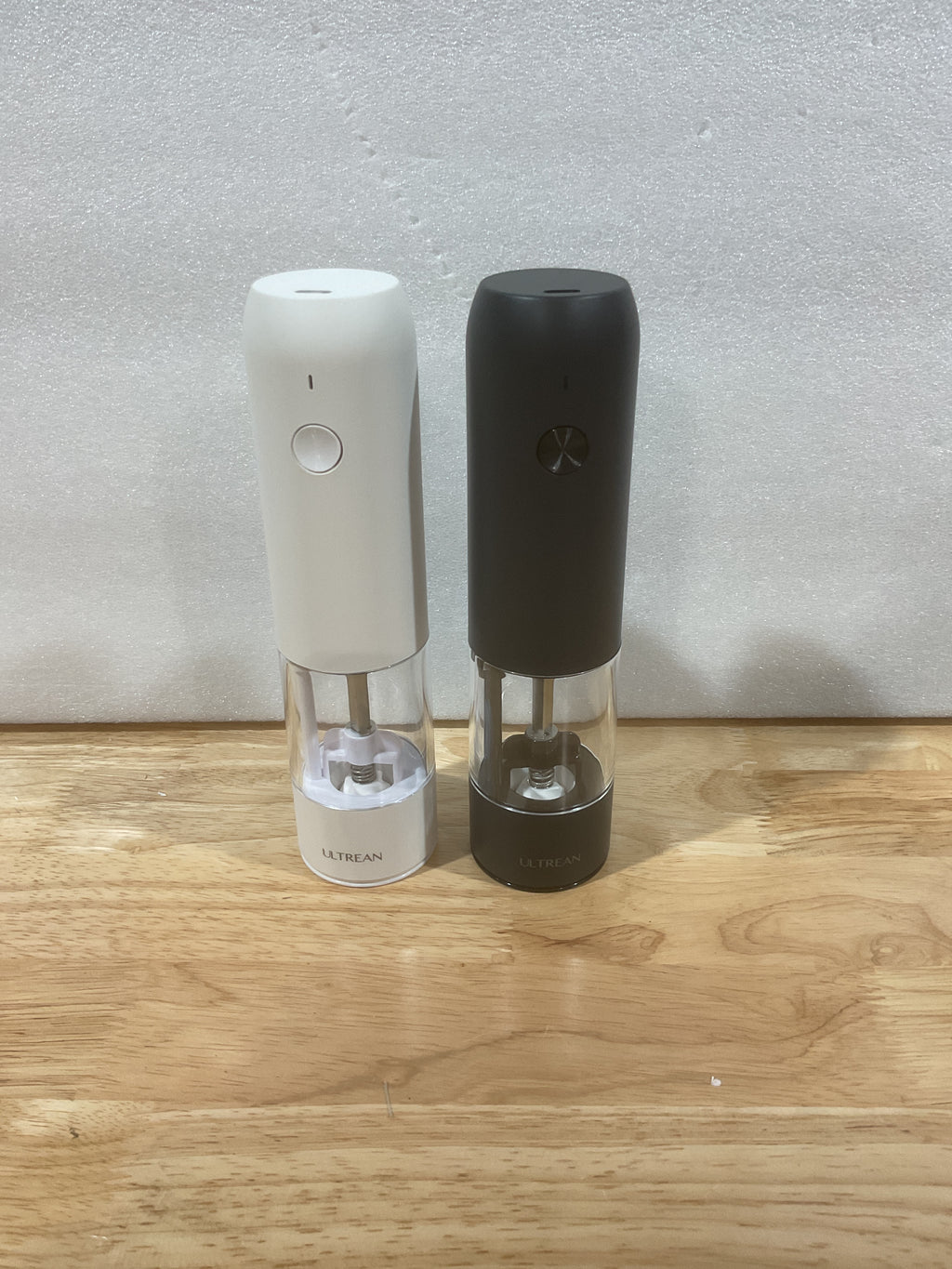 Set de Molinillos de Sal y Pimienta Ultrean – Recargable USB-C, 6 Niveles y Luz LED (Blanco y Negro)