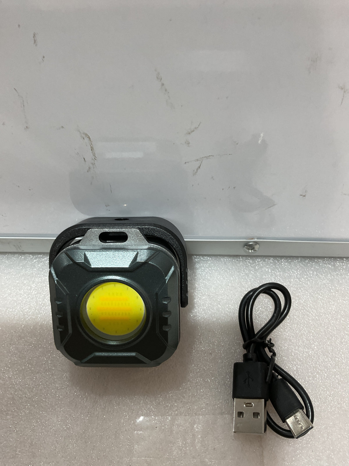 Luz de Trabajo Magnética Recargable Gabujau 500 Lúmenes — Mini Lámpara LED Portátil 1200 mAh, Gris