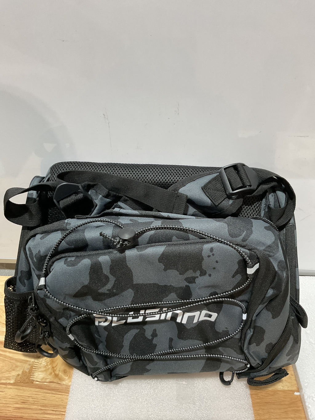 Mochila de Pesca 45L con Portacañas y Hielera – Resistente al Agua, Camuflaje Negro | PLUSINNO