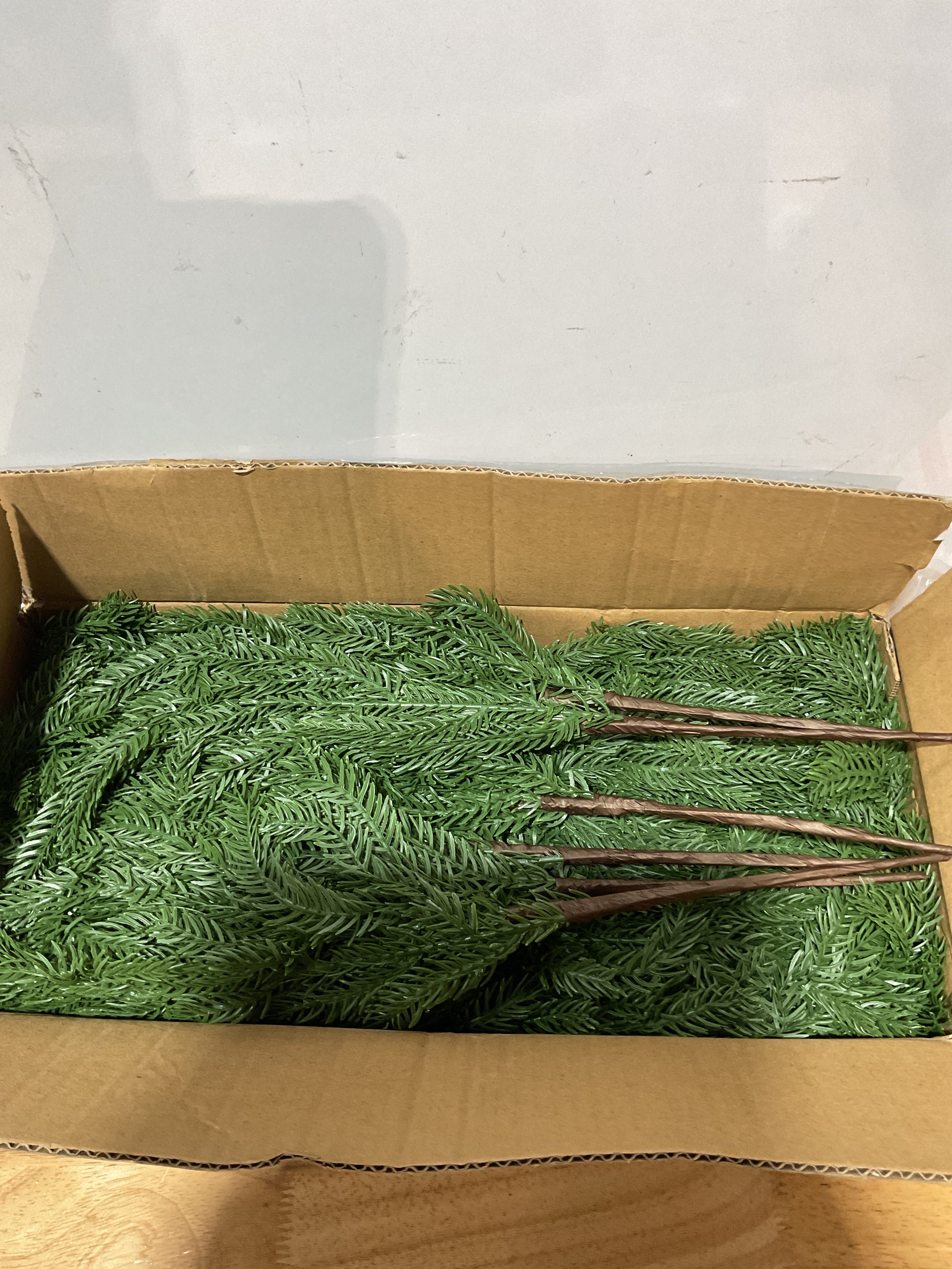 Ramas Artificiales de Pino Norfolk Rowfad – Pack de 12 Tallos para Coronas, Guirnaldas y Decoración Navideña
