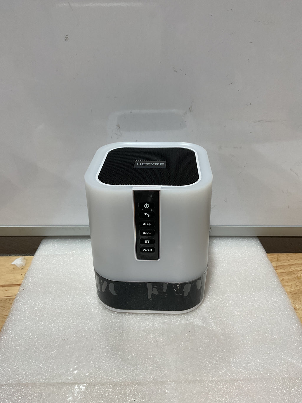 Parlante Bluetooth con Luz Nocturna 5 en 1 – Lámpara de Noche, Reloj Despertador y Control Táctil Multicolor