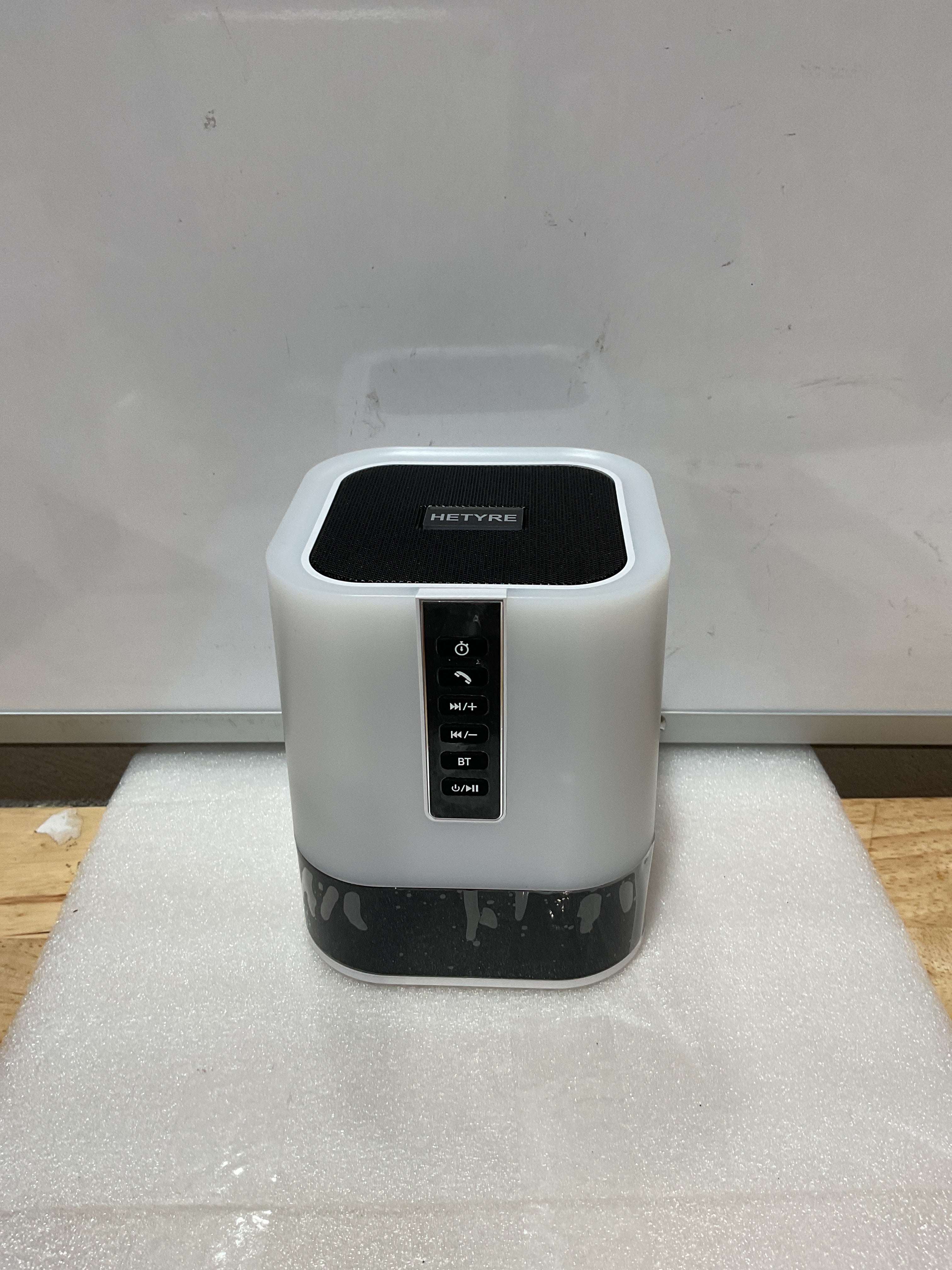 Parlante Bluetooth con Luz Nocturna 5 en 1 – Lámpara de Noche, Reloj Despertador y Control Táctil Multicolor