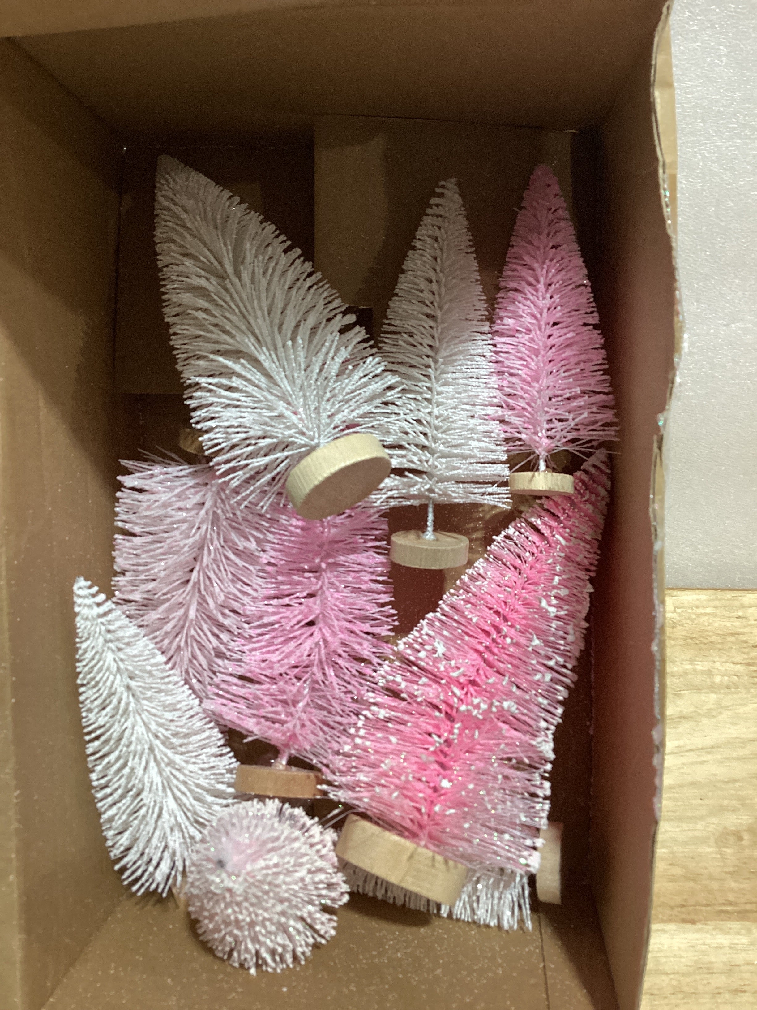 Set de 9 Mini Árboles de Navidad Artificiales Rosa Leyndo – Sisal con Base de Madera para Decoración Navideña de Hogar, Cocina y Fiestas
