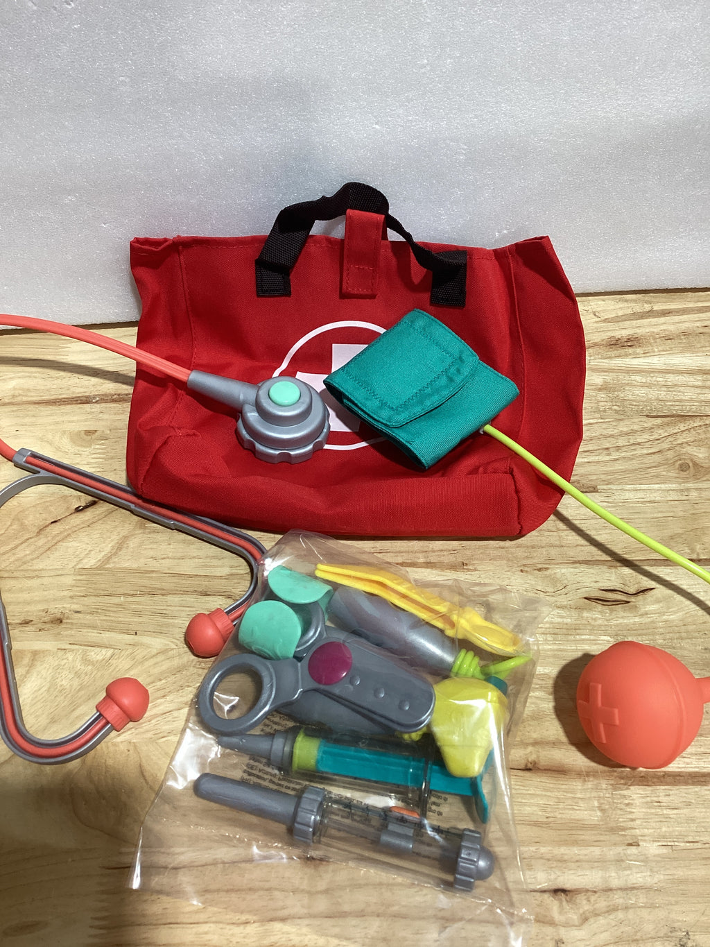 B. toys Mini kit de cuidado médico con herramientas realistas para niños pequeños y niños - Juguetes educativos para juegos de rol y juego imaginativo - Incluye bolsa médica y accesorios - Más de 18 meses
