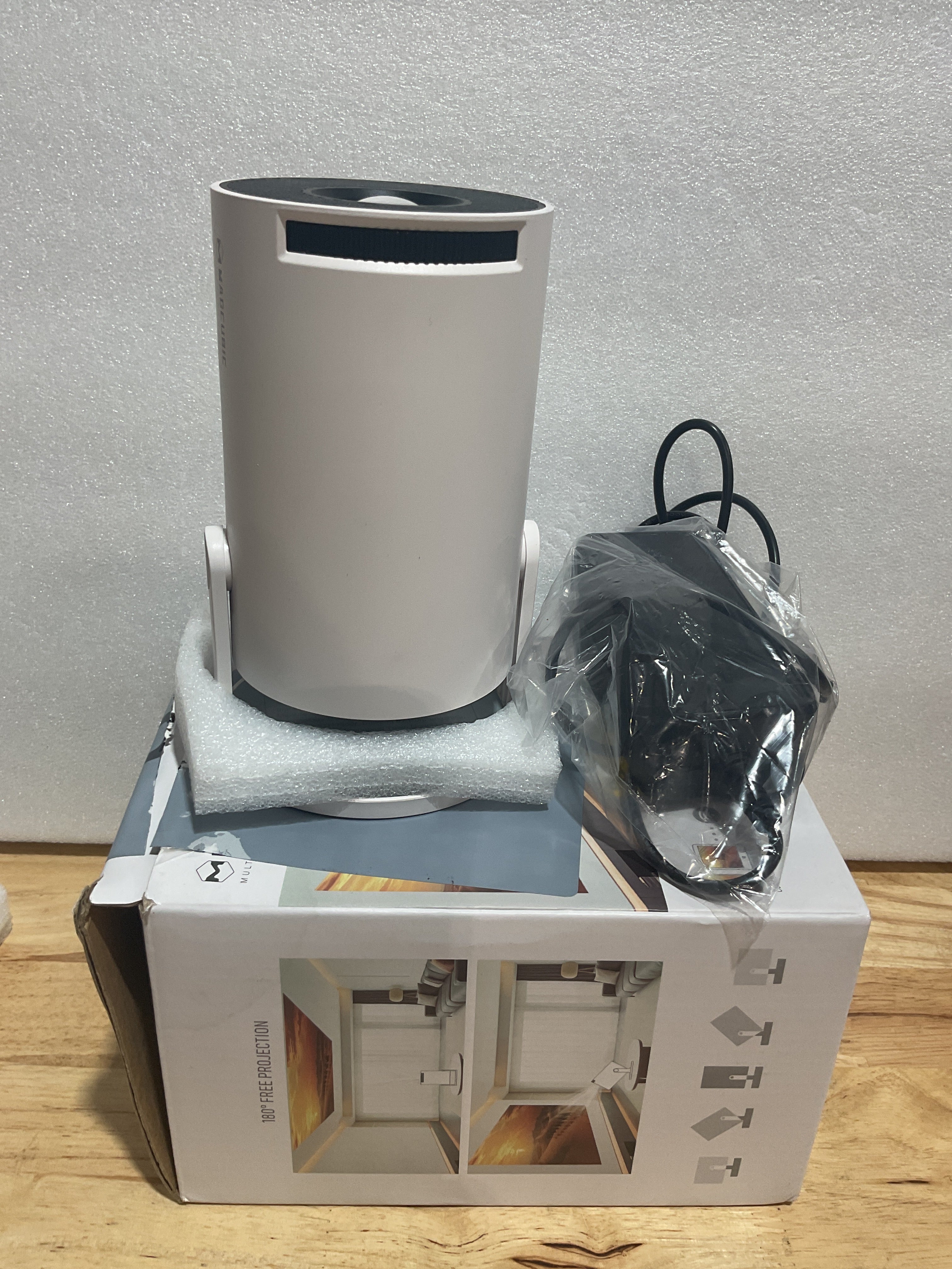 Mini Proyector Magcubic HY300PRO 2026 con WiFi, Bluetooth, Soporte 4K y Rotación 180° — Para Casa y Exterior