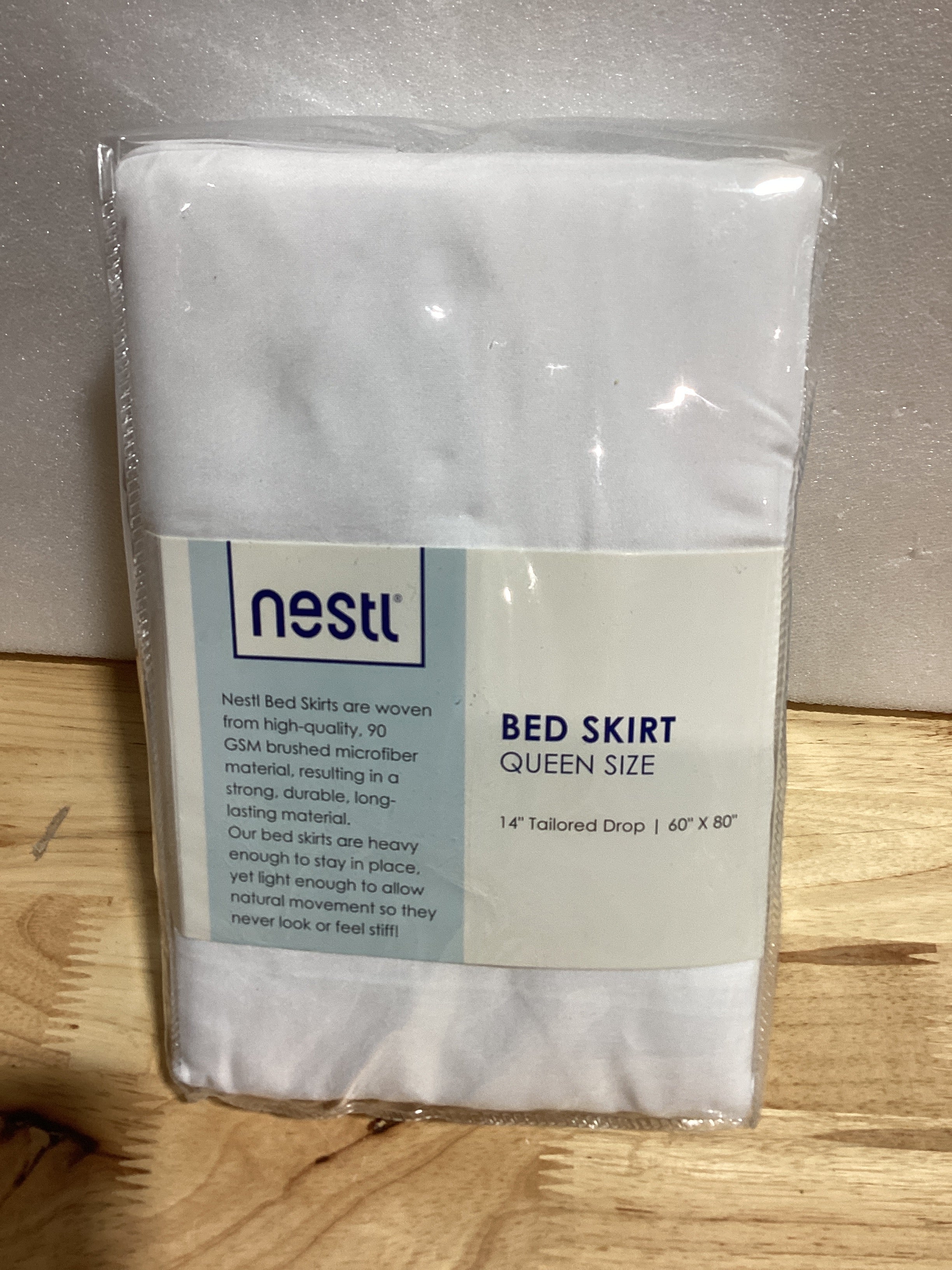 Nestl - Falda plisada de cama de fácil ajuste, con caída a medida de 14 pulgadas y pliegues, microfibra suave de doble cepillado y con calidad de hotel, tamaño Queen, blanco