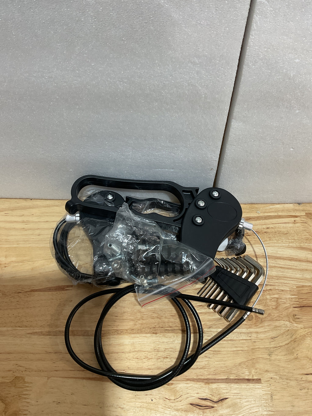 Juego de 2 frenos de repuesto para andador, freno de mano de repuesto, cable de 41 pulgadas, bloqueo de rueda ajustable, con herrajes, cable y clip, compatible con todas las marcas de andadores de aluminio y acero de 3/4 de rueda, piezas universales. 
