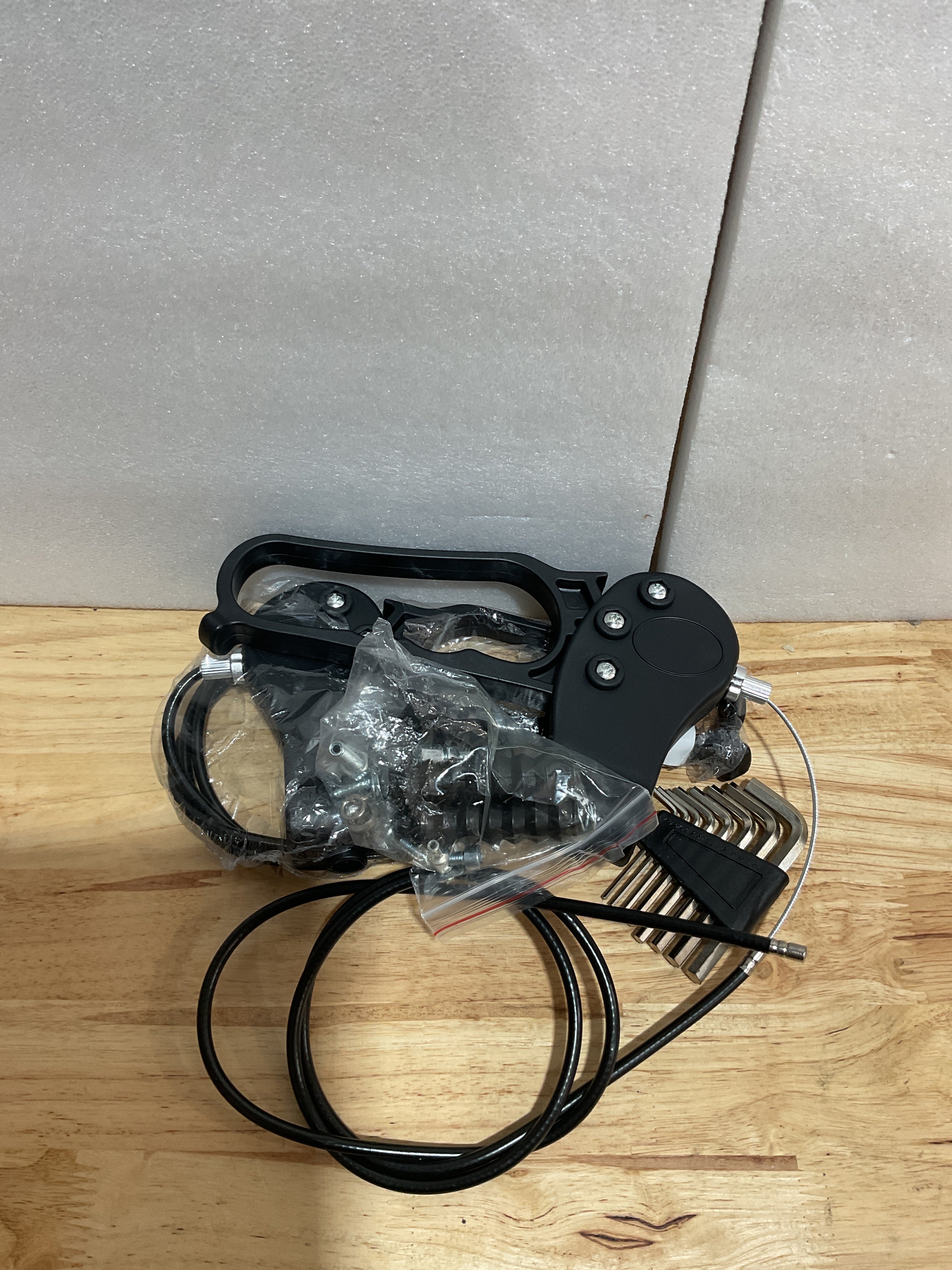 Juego de 2 frenos de repuesto para andador, freno de mano de repuesto, cable de 41 pulgadas, bloqueo de rueda ajustable, con herrajes, cable y clip, compatible con todas las marcas de andadores de aluminio y acero de 3/4 de rueda, piezas universales. 
