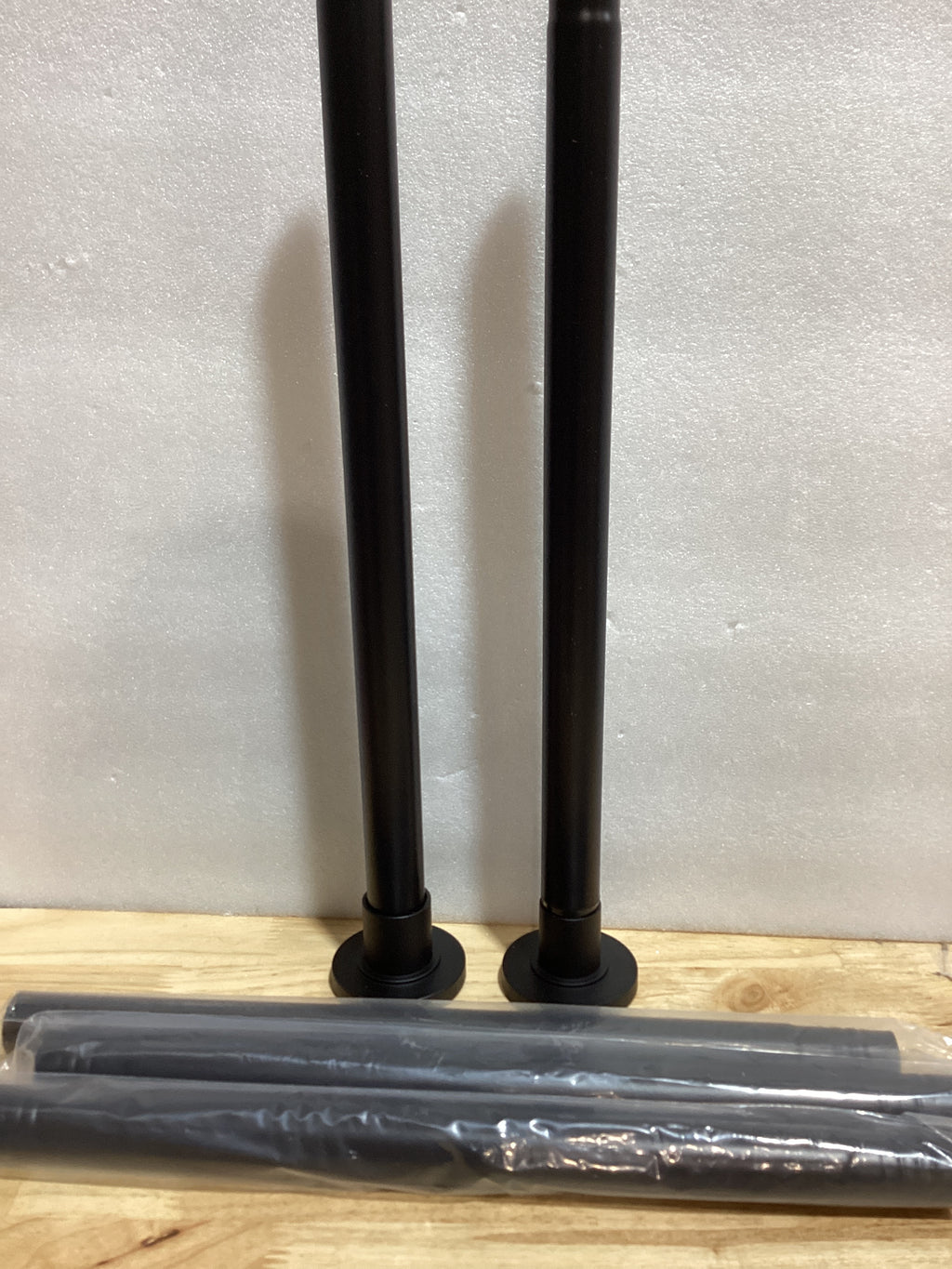 ENJOYBASICS Barra de cortina de ducha negra mate de 30 a 76 pulgadas, barras de tensión de resorte ajustables de acero inoxidable de 1 pulgada, sin taladro, para baño, armario, ventana