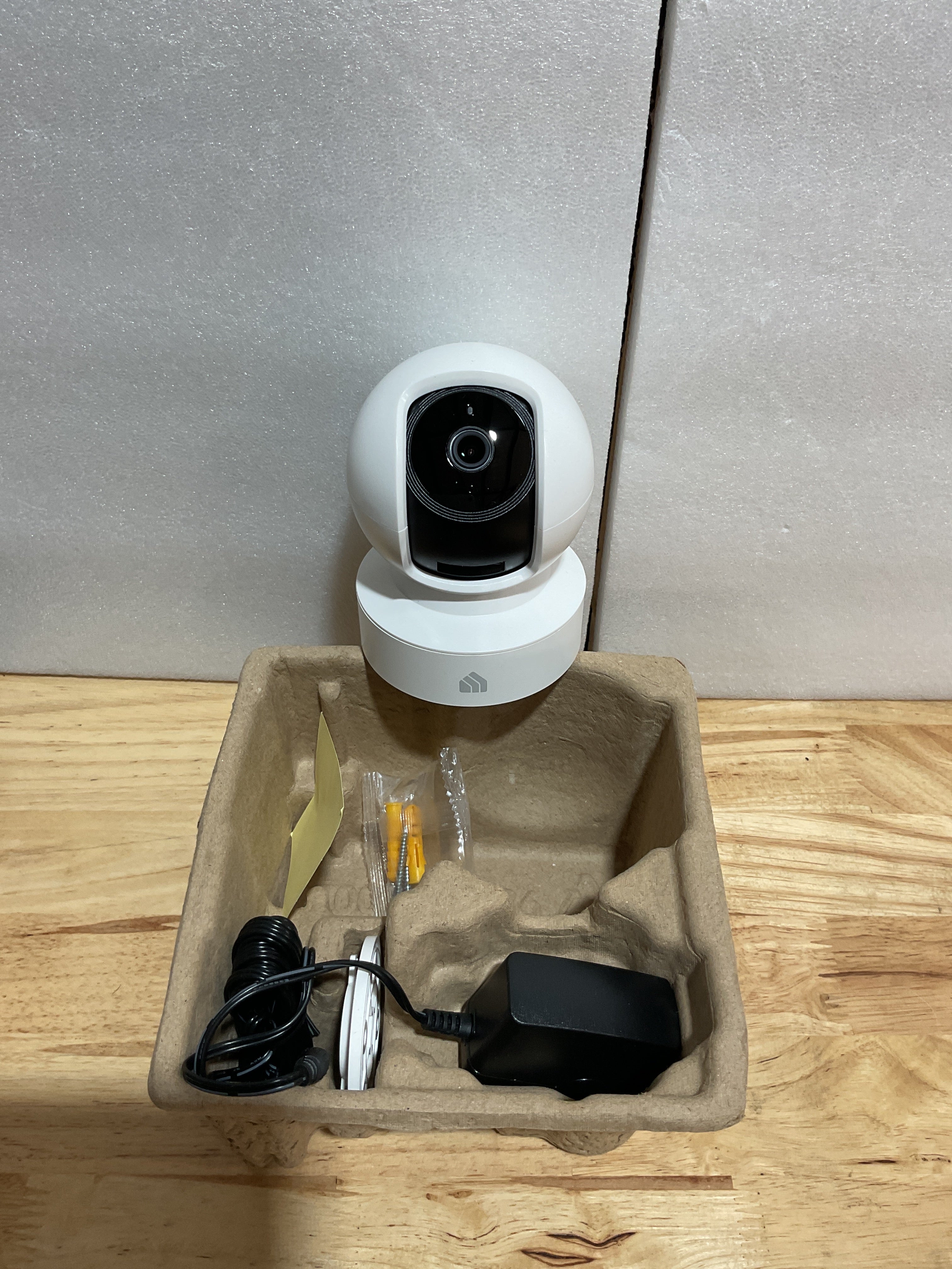 Cámara de Seguridad Interior Kasa EC70 1080p Pan/Tilt con Visión Nocturna y Audio Bidireccional