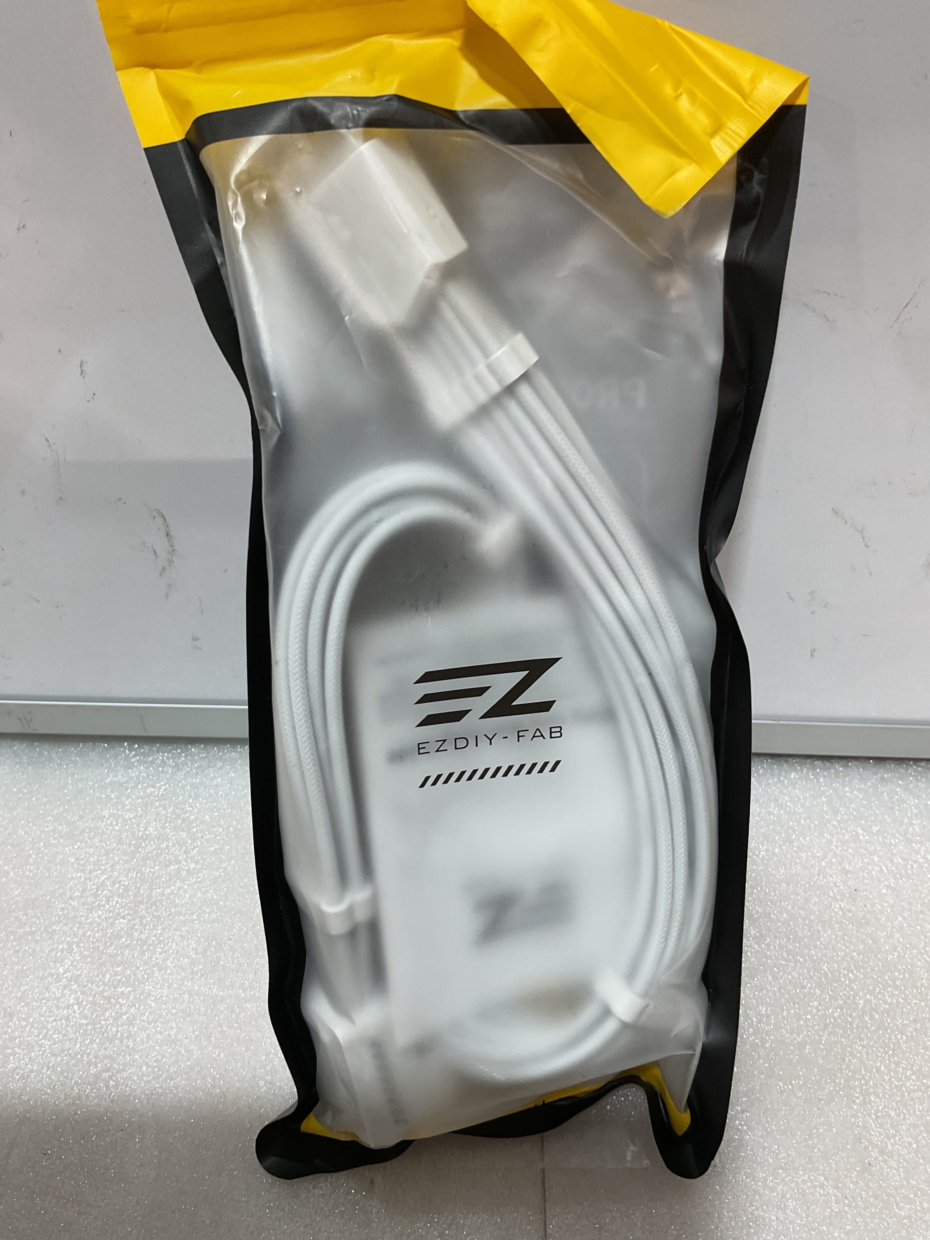 Cable Extensor GPU PCIe 5.1 EZDIY-FAB con Adaptador 90° 12VHPWR — Compatible RTX 40/50 | Blanco