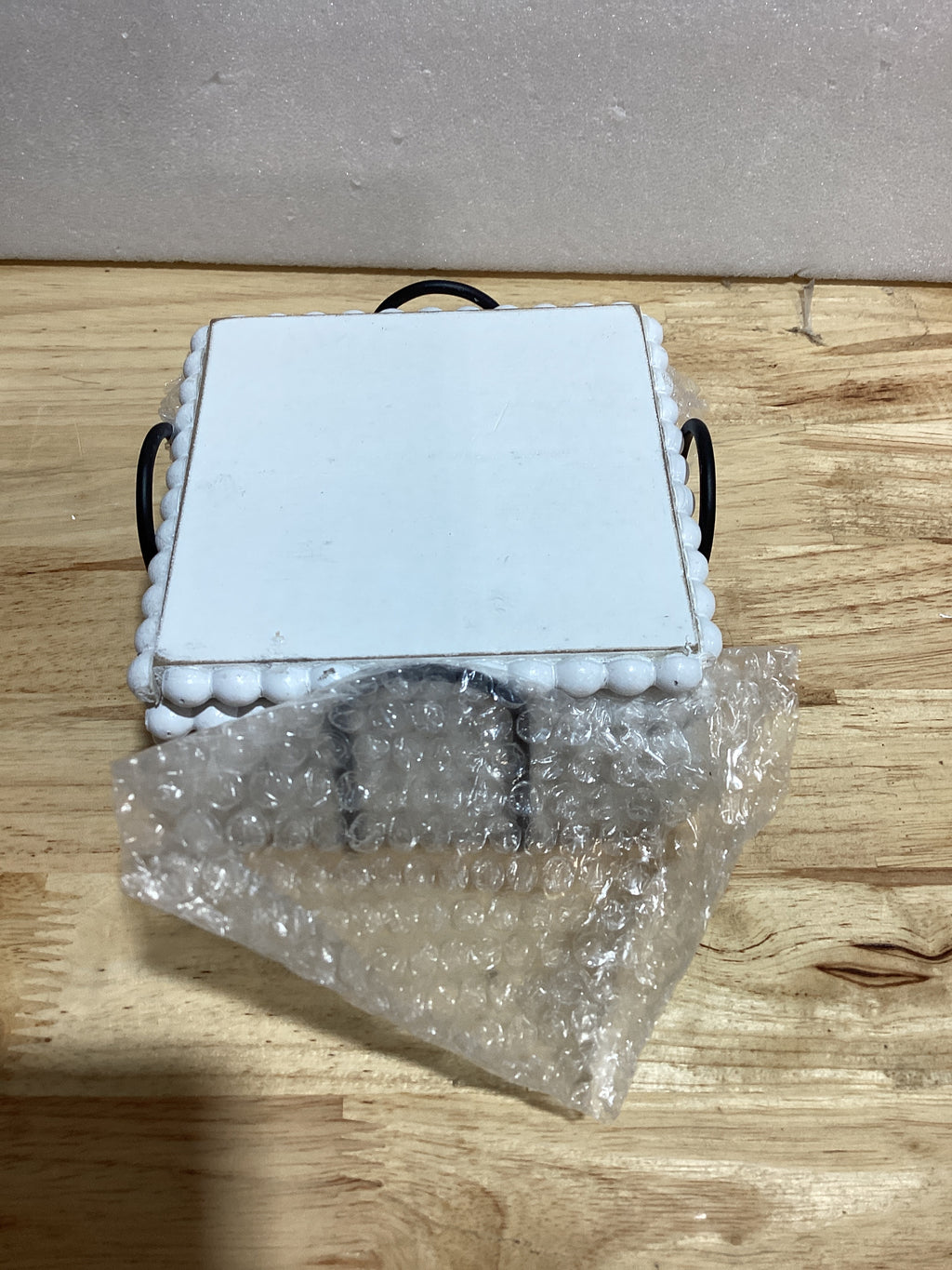 GENMOUS - Paquete de 6 posavasos de madera con cuentas de granja con soporte de metal para decoración de mesa auxiliar, cuadrados hechos a mano, juego de vasos absorbentes para bebidas, rústico, lindo para decoración de mesa de cocina del hogar, regalo