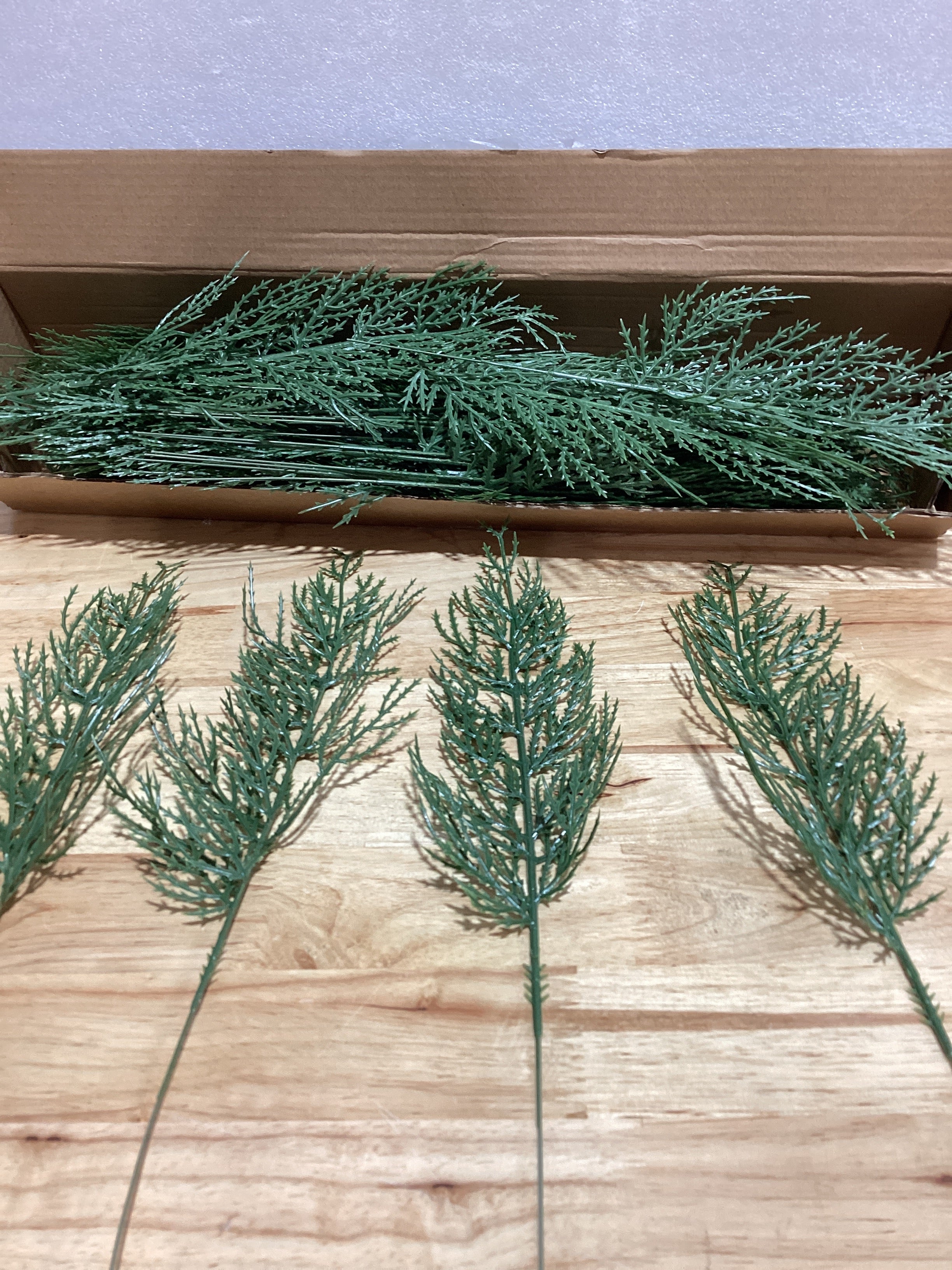Hananona Ramas de Pino Artificiales, Tallos de Cedro Sintético de Navidad, Ramas de Cedro Sintético Artificiales, Selecciones de Pino de Vegetación Falsa de Navidad para Corona Artesanía