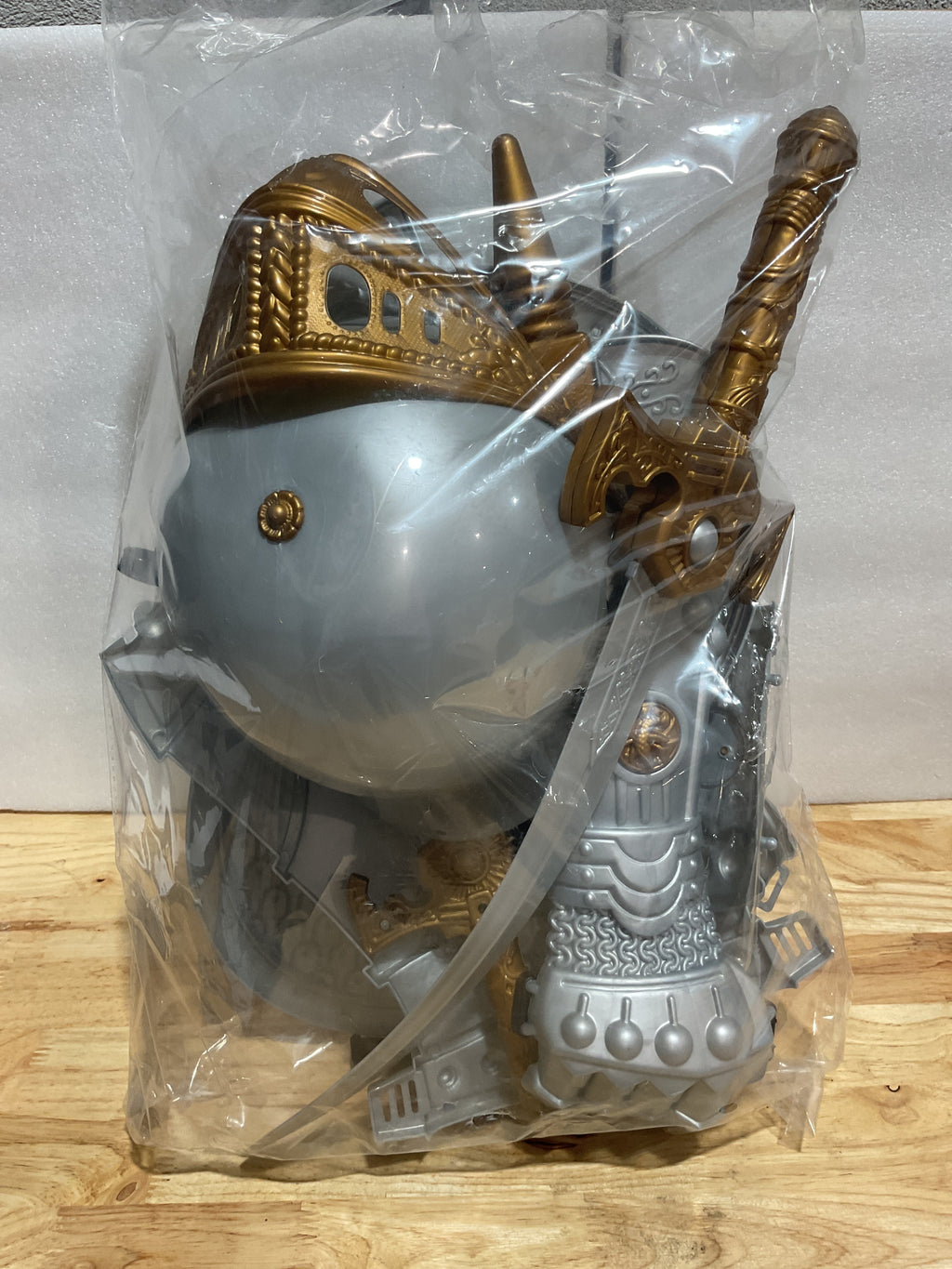 Disfraz de caballero medieval de brillante armadura de Liberty Imports para niños, ideal para juegos de rol, con espadas de juguete, hacha, escudo, armas y accesorios. 